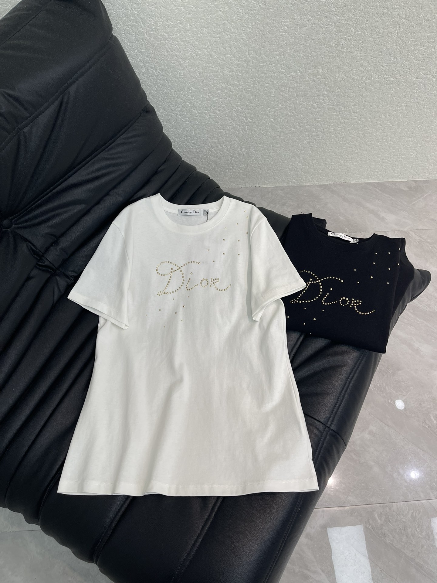 NO:752313,Dio*26 new spring and summer round neck short-sleeved T-shirt with floral letters!  Customized mercerized cotton material, breathable and comfortable, full of texture, round neck short-sleeved T-shirt cut, pure white tone, versatile and not picky, hot diamond letters on the chest low-key to highlight the brand recognition, cotton fabric is soft and elastic, skin-friendly, regular fit, worn alone is a refreshing street style, layered with a jacket for more layers, a perfect wardrobe all-purpose anti-beating item!  SML,,dior,jackets & coats,T-shirt,tees,t-shirt,19860909Dio*26春夏新款花体字母圆领短袖T恤！定制丝光全棉材质,透气舒适,质感十足,圆领短袖T恤裁剪,纯净白调百搭不挑人,胸前烫钻花体字母低调彰显品牌辨识度,全棉面料软弹亲肤,常规版型,单穿是清爽的街头腔调,叠穿外套更显层次,妥妥的衣橱万能抗打单品！SML,,dior,jackets & coats,T-shirt,tees，t-shirt,,Women's clothing