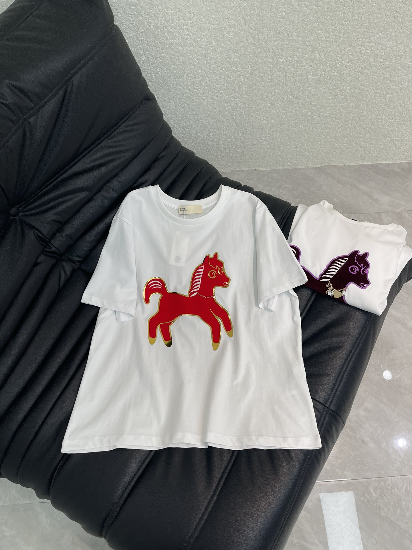 NO:752298,Tory Burc*h26 spring and summer new product TB Year of the Horse short-sleeved T-shirt. The pony print is lively but not exaggerated. The white T-shirt is neat and unobtrusive. The pure cotton fabric is light and breathable. It looks good when worn alone. Classic round neck design. The pattern is bright and colorful. The shape is lively and cute. Wearing it in the Year of the Horse brings the goodwill of 'success immediately' SML A,, burberry, T-shirt, tees, t-shirt,19860909Tory Burc*h26春夏新品TB马年本命短袖T恤 小马印花鲜活又不浮夸白T版型利落不挑人 纯棉面料轻肤透气 单穿内搭都好看 经典的圆领设计 图案色彩鲜明造型活泼可爱 马年穿它自带“马到成功”的好意头SML A,,burberry,T-shirt,tees，t-shirt,,Women's clothing