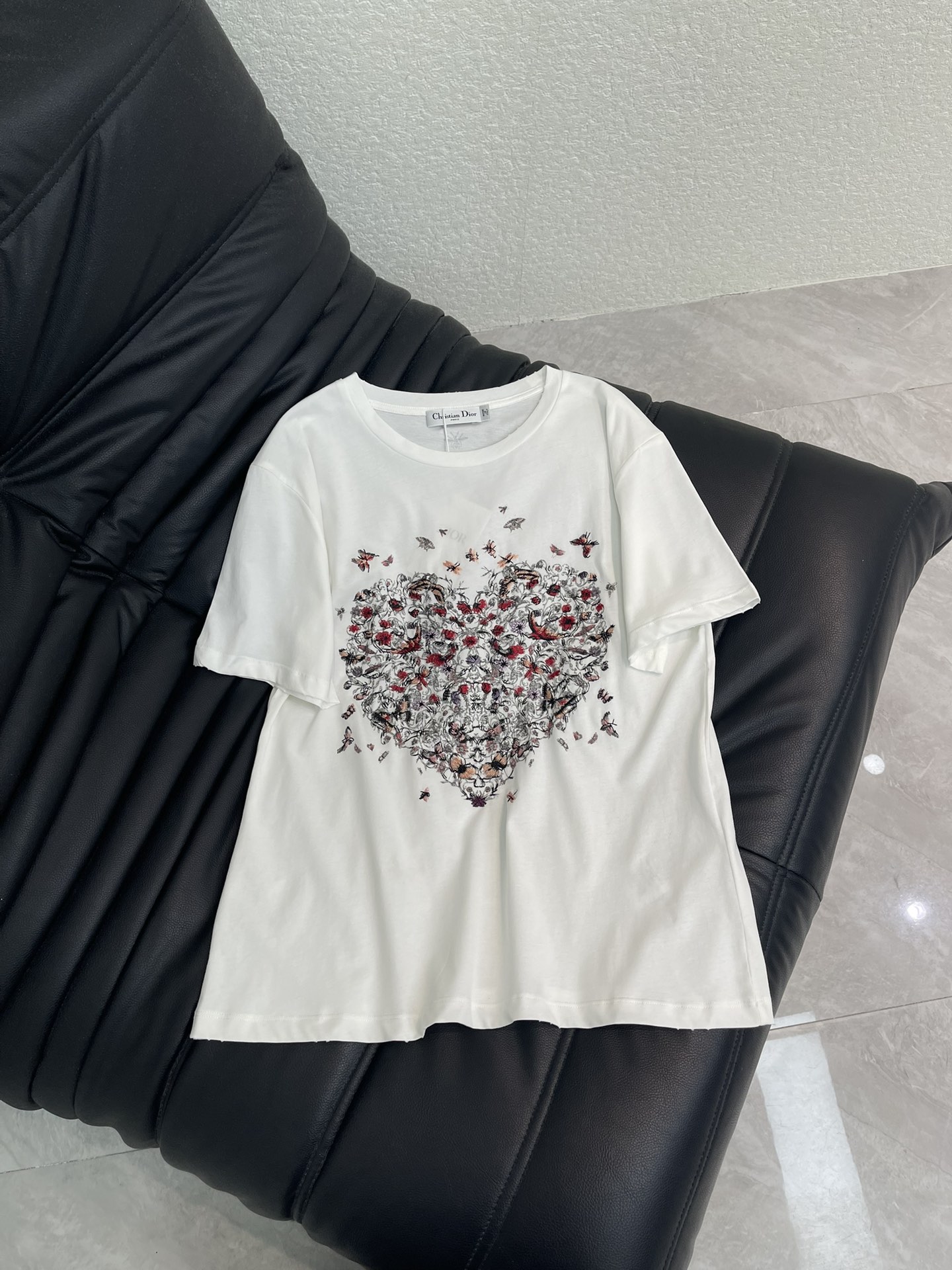 NO:752306,Dio*26 new spring and summer love flower print embroidered short-sleeved T-shirt continues the romantic feelings of early spring, turning the dancing monarch butterfly into red. The butterfly symbolizes transformation and freedom, while red represents sincere love and passion. The two are perfectly integrated to create an eye-catching, fashionable and festive item. The basic version is versatile and goes well with anyone!  SML,,dior,T-shirt,tees,t-shirt,19860909Dio*26春夏新款爱心花卉印花刺绣短袖T恤,延续早春的烂漫情怀,将翩翩起舞的帝王蝶化身为红色.蝴蝶象征者蜕变与自由,红色代表着真挚的爱与热情,两者完美融合,打造吸睛时髦充满节日氛围的单品.基础的版型上身百搭不挑人随便搭配都很不错！SML,,dior,T-shirt,tees，t-shirt,,Women's clothing