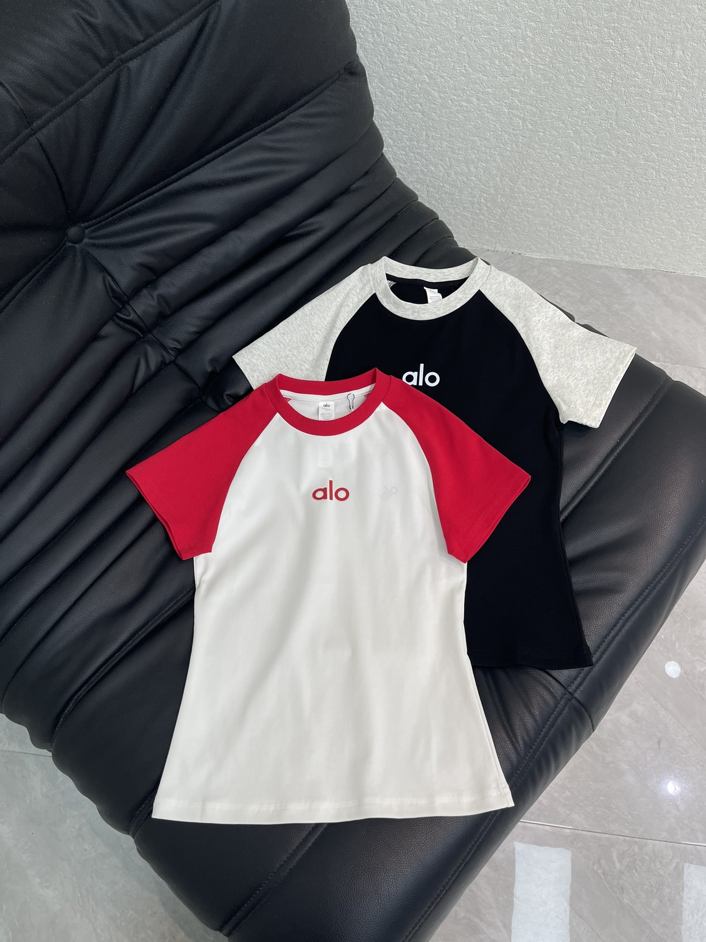 NO:752314,ALO*26 new style contrasting three-dimensional letter raglan short-sleeved T-shirt. Made of pure cotton. Round neck design. Contrast color collar. Three-dimensional letter logo design. Straight version. Good upper body effect. Versatile style. SML AA,,T-shirt,tees,t-shirt,19860909ALO*26新款撞色立体字母插肩短袖T恤 采用纯棉材质 圆领设计 撞色领 立体字母标设计 版型直筒 上身效果好 百搭款式 SML AA,,T-shirt,tees，t-shirt,,Women's clothing