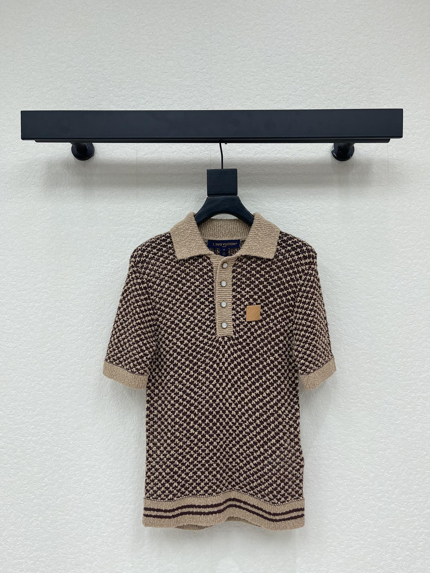 NO:752303,Louis Vuitto*26 new early spring houndstooth mesh knitted short-sleeved Polo shirt uses jacquard knitting technology to create a houndstooth texture. Classic polo collar design. Logo leather decoration on the chest. Color retro and advanced. Customized cotton yarn. Soft, smooth and dry. Normal fit. The upper body is slim and versatile. SML AA,, louis vuitton, T-shirt,19860909Louis Vuitto*26早春新款千鸟格网眼针织短袖Polo衫 采用提花针织工艺打造千鸟格纹理 经典polo领设计 胸前logo皮革装饰 配色复古高级 定制棉质纱线 柔软垂顺干爽 正常版型 上身显瘦又百搭 SML AA,,louis vuitton,T-shirt,,Women's clothing