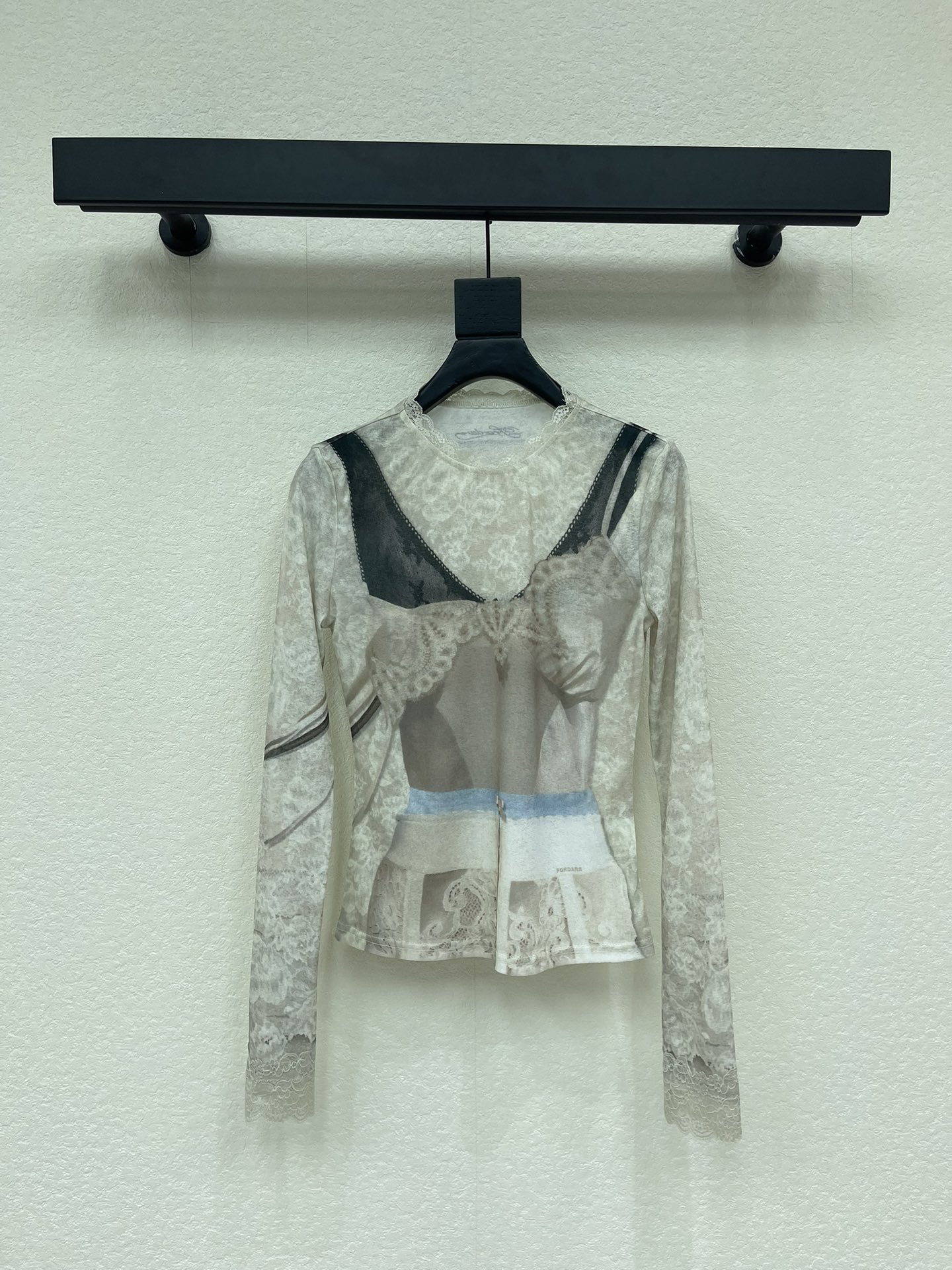 NO:753266,FORDARE 26 early spring series lace layered 3D printed long-sleeved bottoming shirt, thin lace + 3D printing, full of hazy layering, black lace splicing on the shoulders, super exquisite details on the cuffs and hem, layered with suspenders or underwear, sweet and cool style is easy to control, can be worn daily or on vacation, paired with wide-leg jeans or skirts, slim and individual, with both design and practicality, a must-have for fashionable girls!  Code numberSML,,skirts,jeans,19860909FORDARE福蝶26早春系列蕾丝叠穿3D印花长袖打底衫,轻薄蕾丝+3D印花,朦胧层次感满分,肩部黑色蕾丝拼接,袖口和下摆细节超精致,叠穿吊带或内衣,甜酷风轻松拿捏,日常、度假都能穿,搭配阔腿牛仔裤或裙装,显瘦又有个性,设计感与实用性兼具,时髦女孩必入！码数SML,,skirts,jeans,,Women's clothing