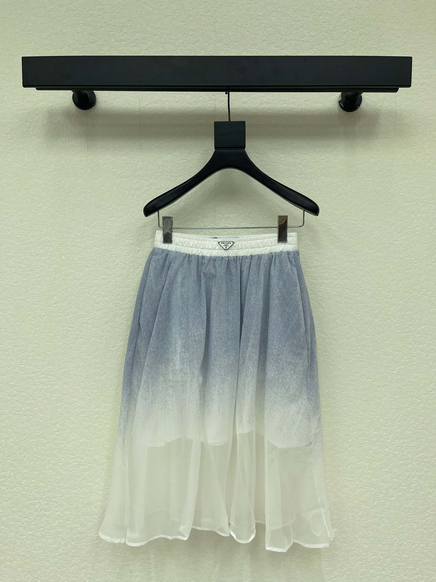 NO:752301,Prad*26 new spring and summer gradient acetate chiffon mid-skirt. This year’s most fairy-like mid-skirt, a refreshing must-have item in summer. It is very attractive and versatile for daily wear on beach vacations!  The gradient ocean series gives people a lively, energetic, comfortable and refreshing look. Both the top and the bottom are made with fine workmanship and no traces. The whole skirt is positioned at a fixed point. The sky blue has a refreshing suede feel and is more advanced. The hand-stitched hardware triangle on the waist makes it more distinguished!  SML A,,prada,skirts,19860909Prad*26春夏新款渐变醋酸雪纺中裙 今年最仙女♀的中裙,夏日清爽必备单品 海滩度假日常穿搭都很耐看,百搭！渐变海洋系列给人予活泼而有活力,舒适清爽.不论面还是底都做工细腻无痕,整条裙子定点定位,天蓝色有清爽绒面感更高级,腰头手缝五金三角章,更显尊贵档次！ SML A,,prada,skirts,,Women's clothing