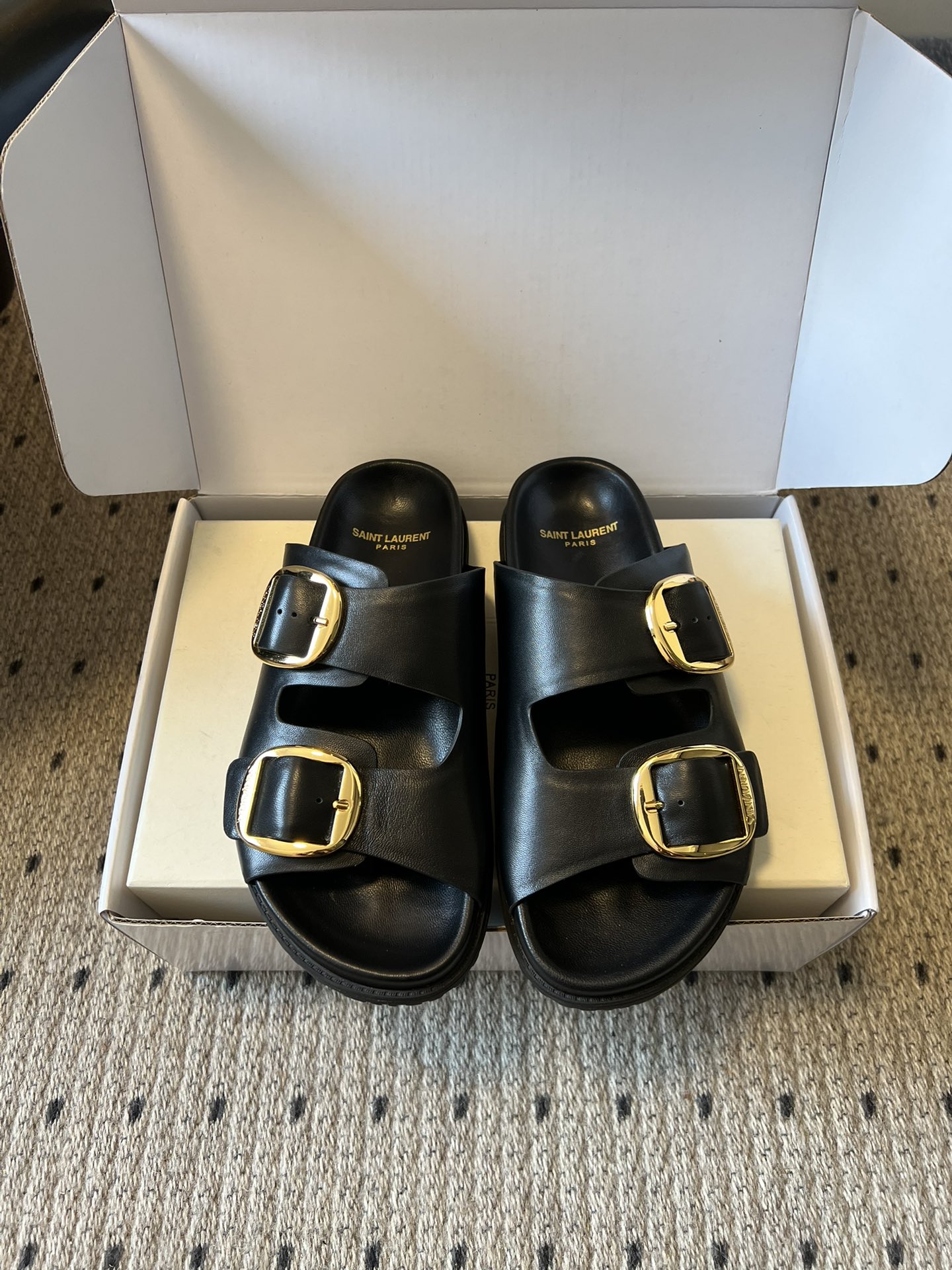 NO:818900,Saint Lauren*26SS early spring new retro double-button Birkenstock sandals. The iconic double-buckle wide design, neatly segmenting the instep lines, modifying the foot shape without picking fleshy or wide feet, visually making the feet slimmer in seconds. The metal buckle has a retro luster, which is both decorative and adjustable. It perfectly fits different foot types and does not wobble when walking.  Stepping on the clouds, the retro double-button Birkenstock sandals are available in 6 colors to unlock a whole autumn of relaxation. The fashionable coded double-button wideband + thick sole increases the height without any effort, hiding the flesh of the feet and showing off your aura. Upper cowhide leather lining sheepskin outsole original molded outsole size 35-40 (customized size 40 is non-refundable) Heel height 2.5cm, slippers, saint laurent, slippers, cowhide, sheepskin19860909Saint Lauren*26SS早春新款复古双扣勃肯凉拖 标志性双扣宽带设计,利落分割脚背线条,修饰脚型不挑肉脚、宽脚,视觉上秒变纤细脚.金属搭扣自带复古光泽,既是装饰也是可调节设计,完美贴合不同脚型,走路不晃不磨. 踩在云朵上的复古感双扣勃肯凉拖,6色解锁一整个秋天的松弛.不用费力搭配的时髦密码双扣宽带+厚底增高,藏起脚肉,穿出气场. 鞋面牛皮 内里羊皮 大底原版开模大底 size35-40码（40码定制不退换） 跟高2.5cm,拖鞋,saint laurent,slippers,cowhide,sheepskin,Women's Shoes