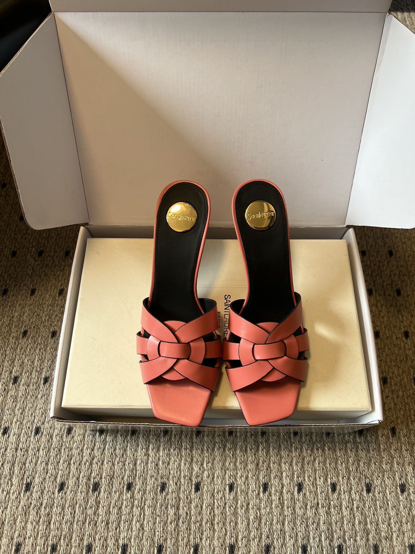 NO:818908,Saint Lauren*26SS new early spring woven strap high-heeled slippers, neat square toe + three-dimensional woven strap surface, replicating the weaving process of high-end clothing, with clean and neat lines, visually elongating the proportion of the legs, perfectly modifying the foot shape, fleshy feet and wide feet can also hide small flaws. The shallow design reveals slender ankles, elegant and sexy, and is a timeless French elegance model.  The trendy three-dimensional coded weave + square toe design that requires no effort to match elongates the leg shape and hides the flesh of the toes. A pair of woven sandals that can be worn in all occasions is needed for early spring wear. The exquisiteness in the details cannot be hidden. Cowhide upper, sheepskin lining, Italian genuine leather outsole, size 35-41 (customized sizes 40 and 41 are non-refundable), heel height 8cm, slippers, saint laurent, slippers, cowhide, sheepskin, Leather soles19860909Saint Lauren*26SS早春新款编织带高跟拖鞋 利落方头+立体编织带面,复刻高定成衣的编织工艺,线条干净利落,视觉上拉长腿部比例,完美修饰脚型,肉脚、宽脚也能藏住小瑕疵.浅口设计露出纤细脚踝,优雅又不失性感,是永不过时的法式优雅范本. 不用费力搭配的时髦密码立体编织+方头设计,拉长腿型,藏起脚肉.早春穿搭刚需一双能打所有场合的编织凉拖,细节里的精致感藏不住. 鞋面牛皮 内里羊皮 大底意大利真皮大底 size35-41码（40、41码定制不退换） 跟高8cm,拖鞋,saint laurent,slippers,cowhide,sheepskin,Leather soles,Women's Shoes