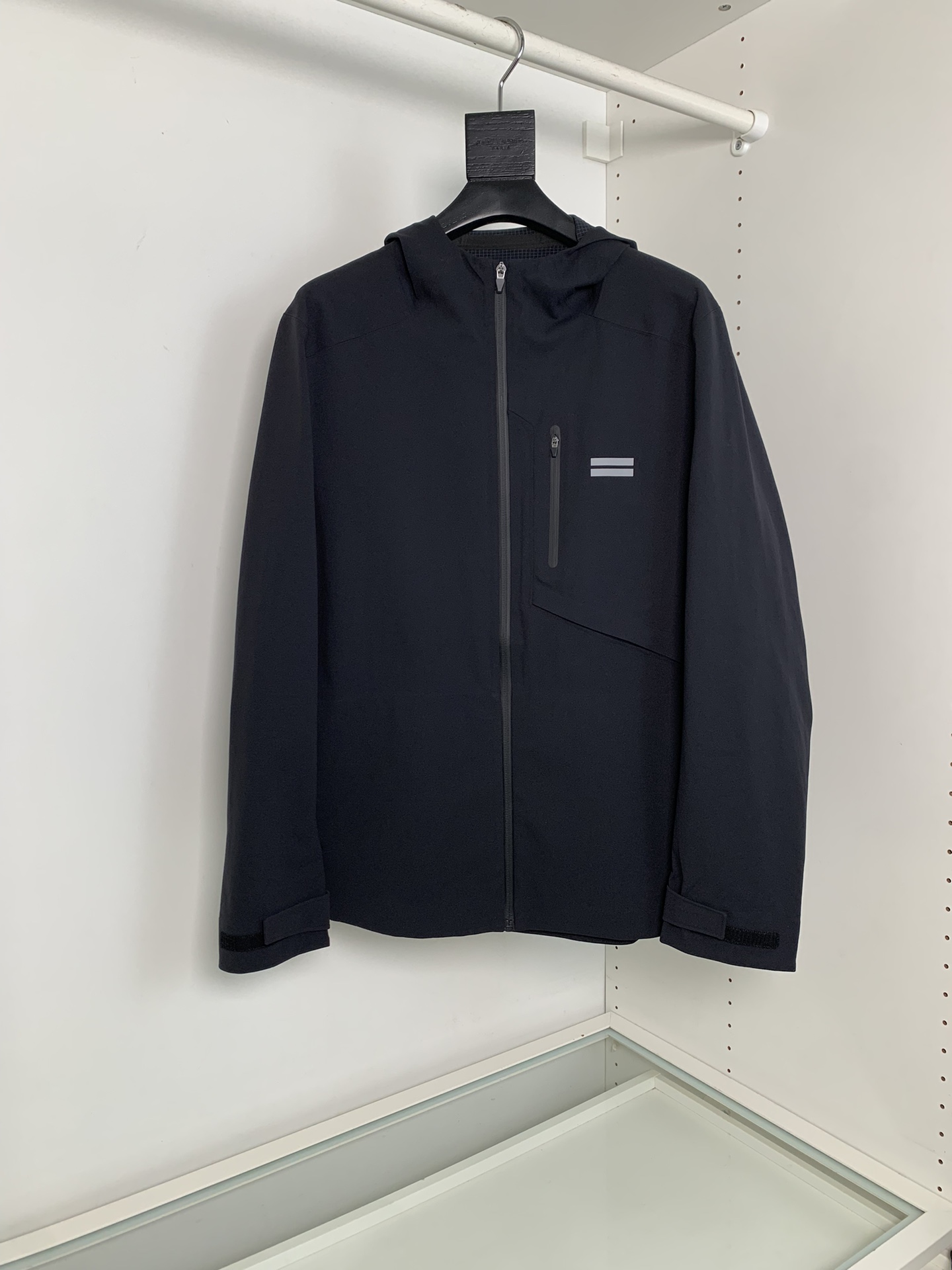 NO:777662,The highest version on the market, the girl will inspect the goods, trim the three marks on the threads, and ship the goods. You can send pictures and take videos. If you want quality or service, please add me on WeChat. We will not accept urgent orders.  ZEGN*2026 early spring new style Day-Namic men's composite laminated assault hooded windbreaker, the latest series of the counter, pure original limited edition, only 200 pieces, Gore-Tex imported composite laminated fabric is waterproof and breathable at the same time, Day-Namic series of jackets, belongs to the category of 'fabric bonus', unique composite gluing process, double-layer integrated composite, workers at the seams manually laminated strips of high-temperature gluing, and the overall material has horizontal micro-elastic stretch  The fabric has a special shape, a waterproof pressure of 5000mm, powerful functions, perfect details, and an excellent upper body shape!  [Color] Khaki Black [Size] M-XXL, men's clothing, hats,19860909市面最高版本小妹验货、修剪线头上三标、发货可发图及拍视频,要品质要服务的加我微信,不接急单. ZEGN*2026早春新款Day-Namic男士复合压胶冲锋连帽风衣,专柜最新的一个系列,纯原限量,仅200来件,Gore-Tex进口复合压胶面料防水的同时保持透气,Day-Namic系列冲锋衣,属于“面料加分”的一类,独到的复合压胶工艺,双层一体化复合,接缝处工人手工逐条高温压胶,整体材质横向微弹的stretch fabric特殊形态,防水压5000mm,功能强悍,细节完美,上身型极好！【颜色】卡其 黑色【尺码】M-XXL,男装,hats,,Women's clothing