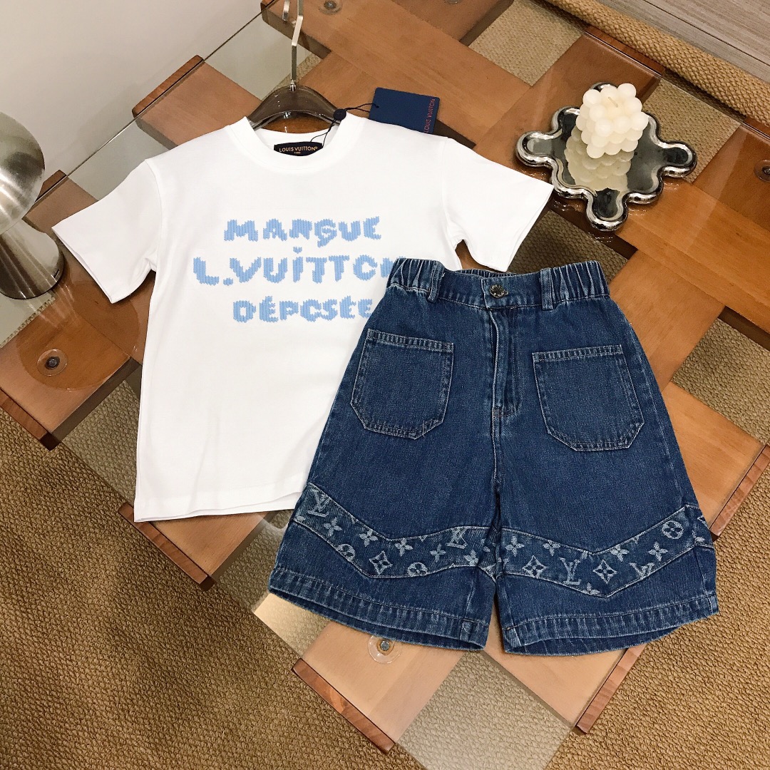 NO:762899,[Available in stock] Loui* & Vuitto* men's and women's matching suits~Limited series [Pure cotton short-sleeved soft washed denim shorts] Pure cotton texture, soft and delicate, exquisite style~With iconic letters three-dimensional embroidery LOGO design on the chest, casual and loose-fitting soft jeans, presbyopic logo printing on the hems to create soft and comfortable, skin-friendly and not tied, excellent upper body effect, color white, gray size--120-130-140-150 [CM]  Counter packaging 10, clothes, louis vuitton, shorts, jeans, T-shirt,19860909【现货发】   Loui* & Vuitto* 男女宝同款套装～限定系列【纯棉短袖柔软水洗牛仔短裤】纯棉质地 柔软细腻 精致款～胸前搭配标志性字母立体刺绣LOGO设计 休闲宽松版型柔软牛仔裤 裤脚老花logo印花打造 柔顺舒适 亲肤不扎 上身效果极好 颜色白色 灰色  size尺码--120-130-140-150【CM】 专柜包装10,衣服,louis vuitton,shorts,jeans,T-shirt,,Children's