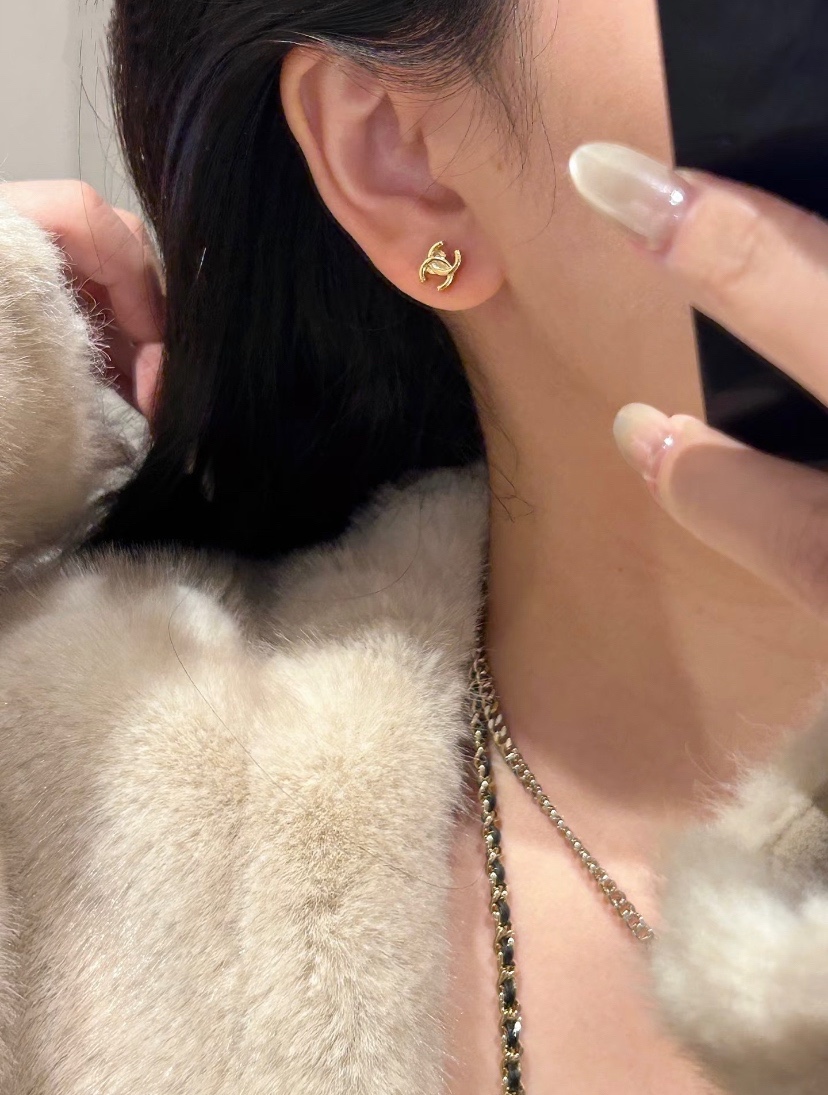 Chanel 香奈儿耳钉 款 爆上新， 同步