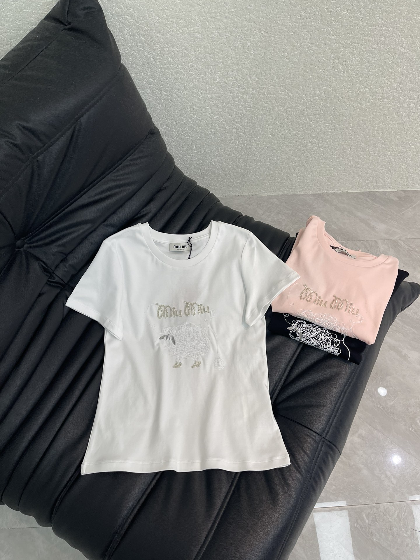 NO:752286,Miumi*26 new spring and summer antelope embroidered letter beaded heavy-duty short-sleeved T-shirt Mercerized cotton fabric High-density fashionable sports style Every daily wear Playful and age-reducing design elements full of vitality High quality Size SML A,,miumiu,T-shirt,tees,t-shirt,19860909Miumi*26春夏新款羚羊刺绣字母串珠重工短袖T恤 丝光棉面料 高密度时髦运动风 每个日常的穿搭 俏皮减龄充满元气的设计元素 高品质 尺码SML A,,miumiu,T-shirt,tees，t-shirt,,Women's clothing