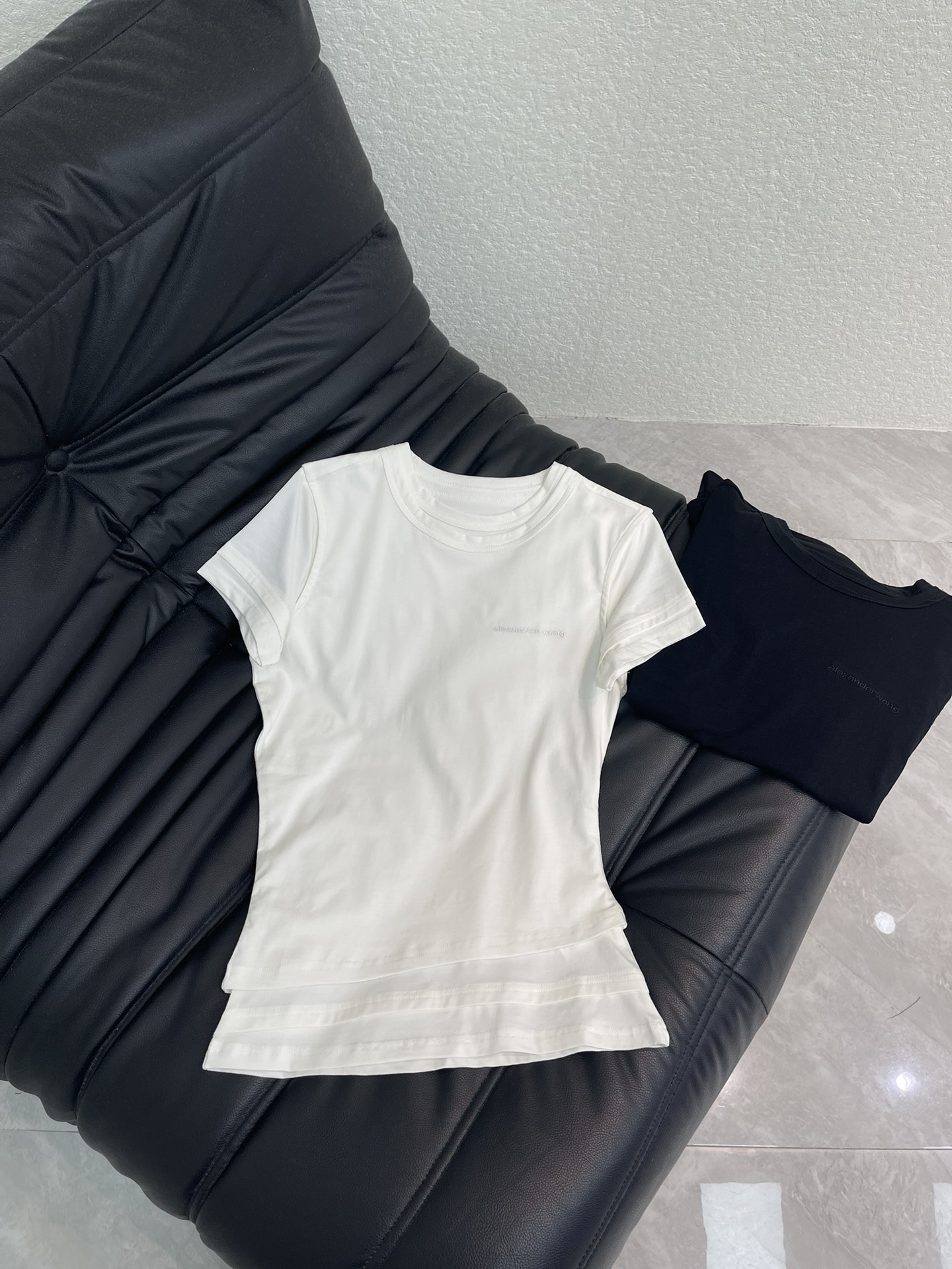 NO:753272,Alexander Wan*26 new spring and summer fake three-piece short-sleeved T-shirt, simple design, neat tailoring, irregular layered hem and super design. The fabric is skin-friendly and breathable, and can be easily used in daily life or sports. The straight shoulder design modifies the shoulder lines, and it looks great with high-waisted pants and sports shoes. It is easy to get urban casual style, fashionable and practical, a wardrobe must-have!  SML A,,sneakers,T-shirt,tees,t-shirt,19860909Alexander Wan*26春夏新款假三件短袖T恤,简约设计,剪裁利落,下摆不规则层次感超有设计感.面料亲肤透气,日常或运动都能轻松驾驭,正肩设计修饰肩部线条,搭配高腰裤、运动鞋都很出彩,轻松get都市休闲风,时髦又实用,衣橱必备！SML A,,sneakers,T-shirt,tees，t-shirt,,Women's clothing