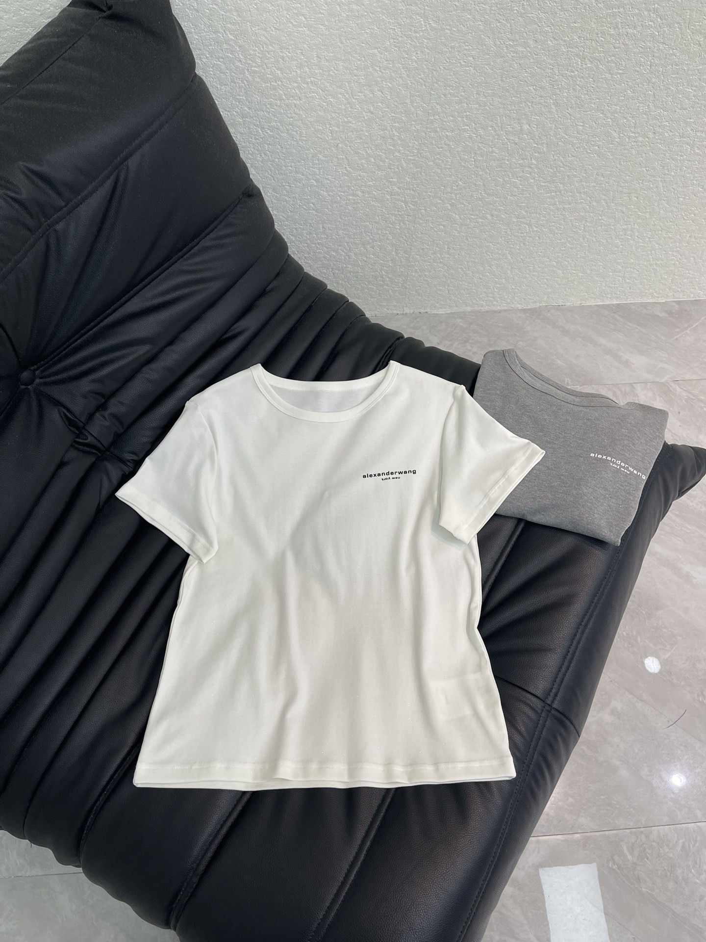 NO:753275,Alexander Wan*26 new spring and summer short-sleeved T-shirt with fine glitter letter print. This short-sleeved T-shirt is from Alexander Wan*, made of high-quality customized fine glitter cotton fabric, soft and breathable, and super comfortable for daily wear. Simple round neck design + brand logo on the chest, low-key and classy. Slim tailoring, easy to highlight the body shape, gray versatile, white high-end, it can be paired with jeans and skirts casually, and can be used for casual commuting! SML A,,skirts,jeans,T-shirt,tees,t-shirt,19860909Alexander Wan*26春夏新款细闪字母印花短袖T恤.这款短袖T恤来自Alexander Wan*,采用高品质定制细闪棉质面料,柔软透气,日常穿着超舒适.简约圆领设计+胸前品牌标识,低调又有辦识度.修身剪裁,轻松凸显身形,灰色百搭,白色高级 随手搭配牛仔裤、半裙都很ok,休闲通勤都能hold住！SML A,,skirts,jeans,T-shirt,tees，t-shirt,,Women's clothing