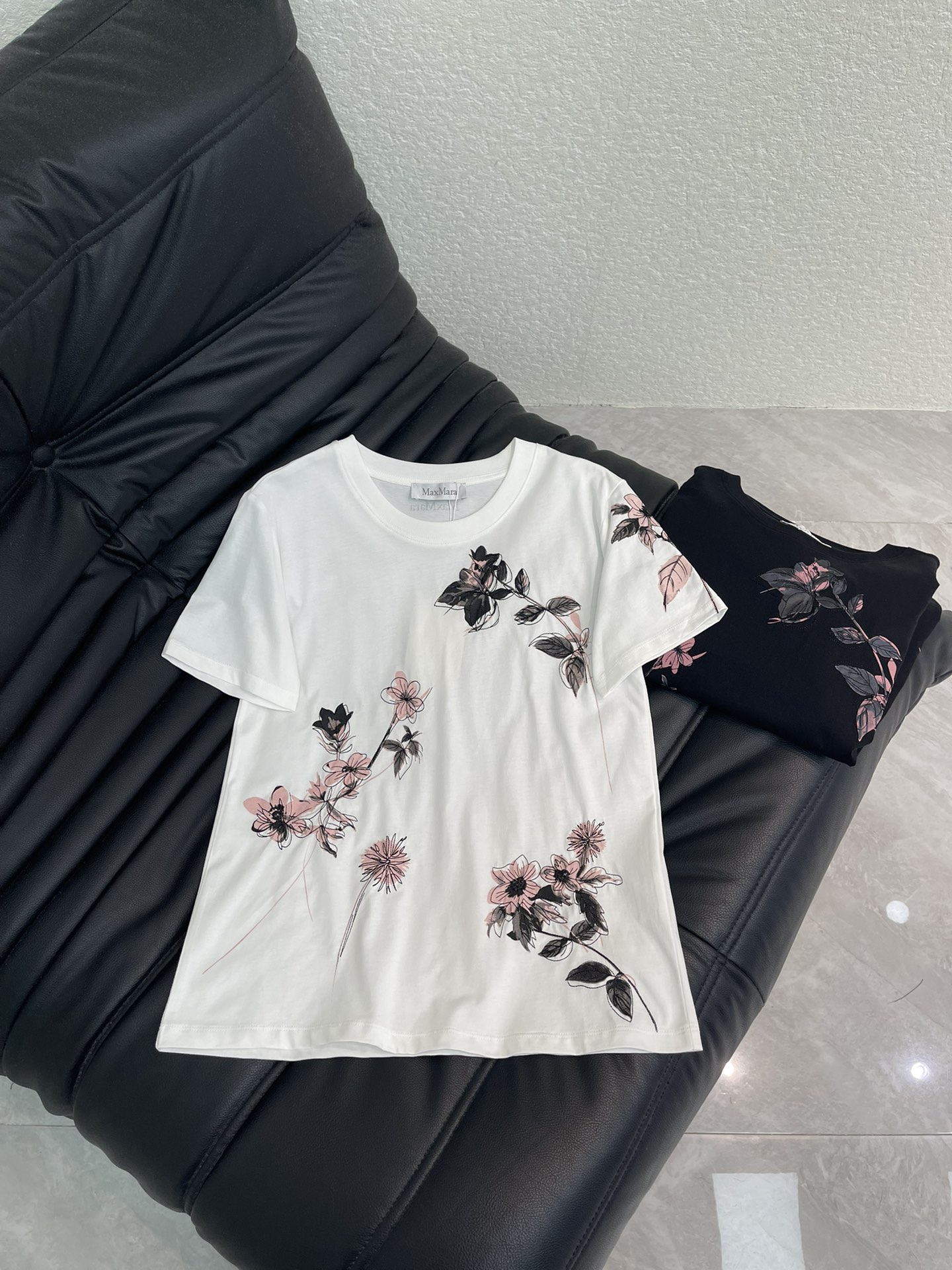 NO:752292,Max*26 new spring and summer new leaf and flower print embroidered short-sleeved T-shirt. Pure cotton fabric. High-density fashionable sports style. Every daily wear. Playful and age-reducing design elements full of vitality. High quality. Size SML A,, T-shirt, tees, t-shirt,19860909Max*26春夏新款树叶花朵印花刺绣短袖T恤 纯棉面料 高密度时髦运动风 每个日常的穿搭 俏皮减龄充满元气的设计元素 高品质 尺码SML A,,T-shirt,tees，t-shirt,,Women's clothing