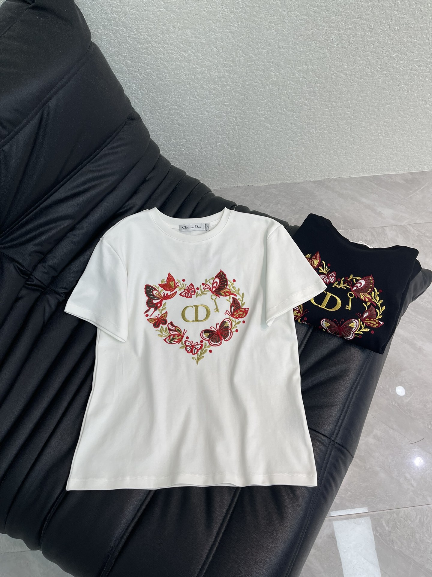 NO:752311,Dio*26 new spring and summer round neck love short-sleeved T-shirt!  Customized imported cotton material, breathable and comfortable, heavyweight pure cotton elastic texture, embellished with flower and butterfly embroidery patterns on the chest, arranged and combined to form a love pattern, adding layering to the look, matched with CD embroidered logo to highlight the brand tone, development of surface accessories, regular short-sleeved T-shirt tailoring, simple and versatile, fashionable and fashionable, very stylish when worn alone!  SML,,dior,T-shirt,tees,t-shirt,19860909Dio*26春夏新款圆领爱心短袖T恤！定制进口全棉材质 透气舒适 克重纯棉弹力质感 胸前花蝴蝶刺绣图案点缀 排列组合成爱心图样 增添造型层次感 配合CD刺绣徽标 彰显品牌调性 面辅料开发 常规短袖T恤剪裁 简约百搭时髦洋气 单穿内搭都很出彩时髦！SML,,dior,T-shirt,tees，t-shirt,,Women's clothing