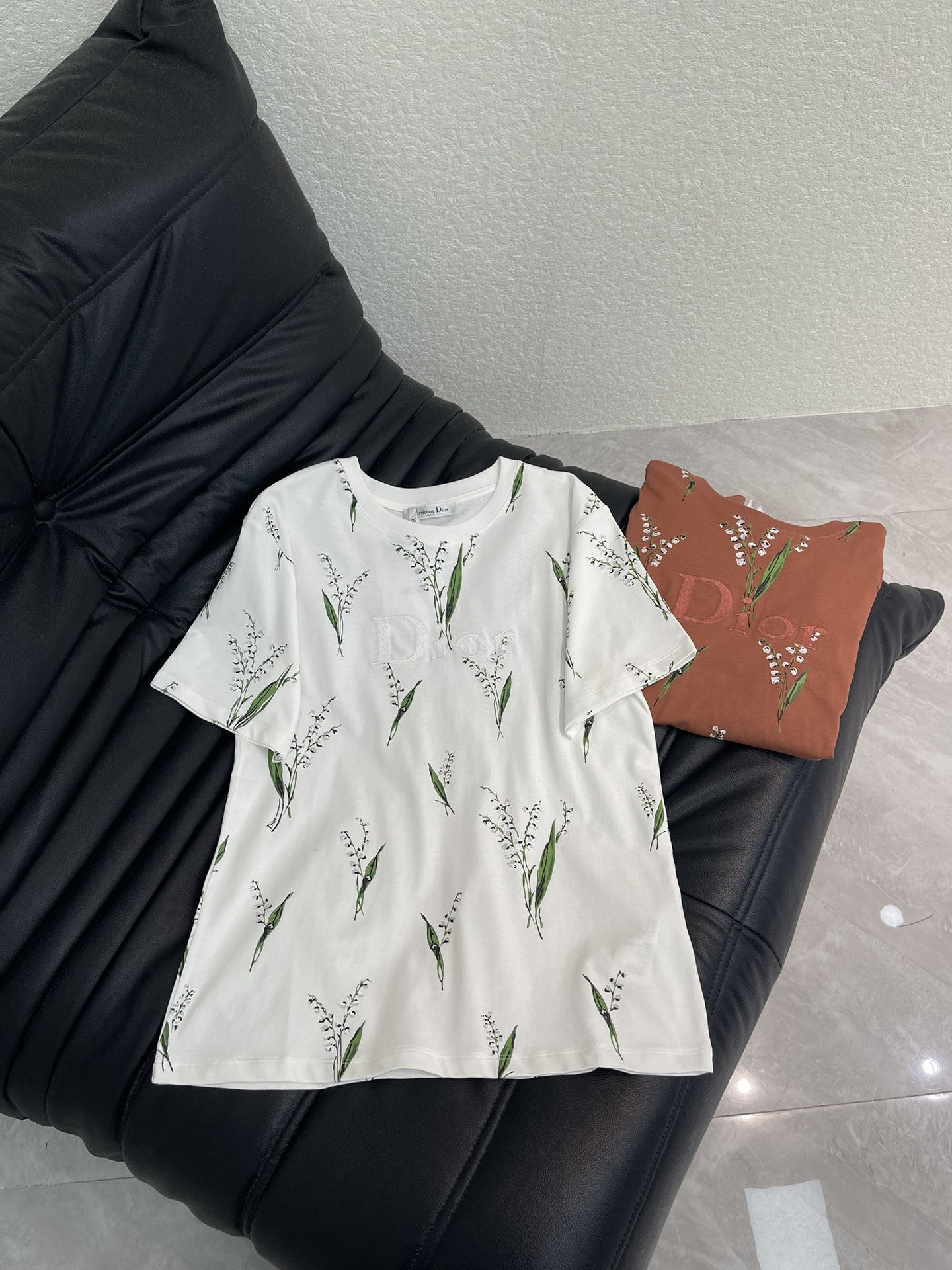 NO:752289,Dio*26 new spring and summer short-sleeved T-shirt with lily of the valley embroidery letters. Pure cotton fabric. High-density fashionable sports style. Every daily wear. Playful and age-reducing design elements full of vitality. High quality. Size SML A, dior, T-shirt, tees, t-shirt,19860909Dio*26春夏新款铃兰花刺绣字母短袖T恤 纯棉面料 高密度时髦运动风 每个日常的穿搭 俏皮减龄充满元气的设计元素 高品质 尺码SML A,,dior,T-shirt,tees，t-shirt,,Women's clothing