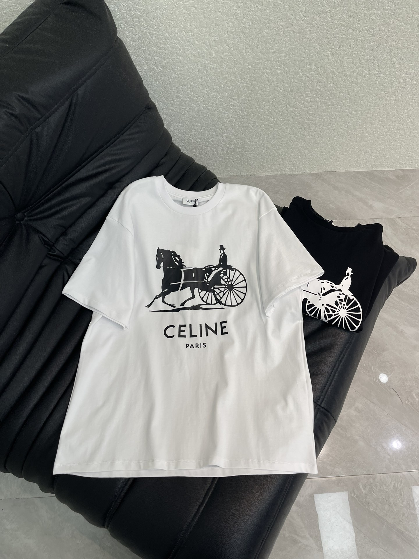 NO:752295,Celin*26 new spring and summer horse-drawn carriage print short-sleeved T-shirt. Black horse-drawn carriage pattern on the front. Simple and recognizable. Loose fit. The horse-drawn carriage element is inspired by the brand’s classic logo. Retro and fashionable. It can be easily managed for daily commuting and leisure. It is OK to match jeans or casual pants. Two colors SML, celine, jeans, T-shirt, tees, t-shirt,19860909Celin*26春夏新款马车印花短袖T恤 正面黑色马车图案 简约又有辨识度 宽松版型 马车元素灵感来自品牌经典标志复古又时髦 日常通勤 休闲都能轻松驾驭 搭配牛仔裤或休闲裤都很OK.两个色SML,,celine,jeans,T-shirt,tees，t-shirt,,Women's clothing