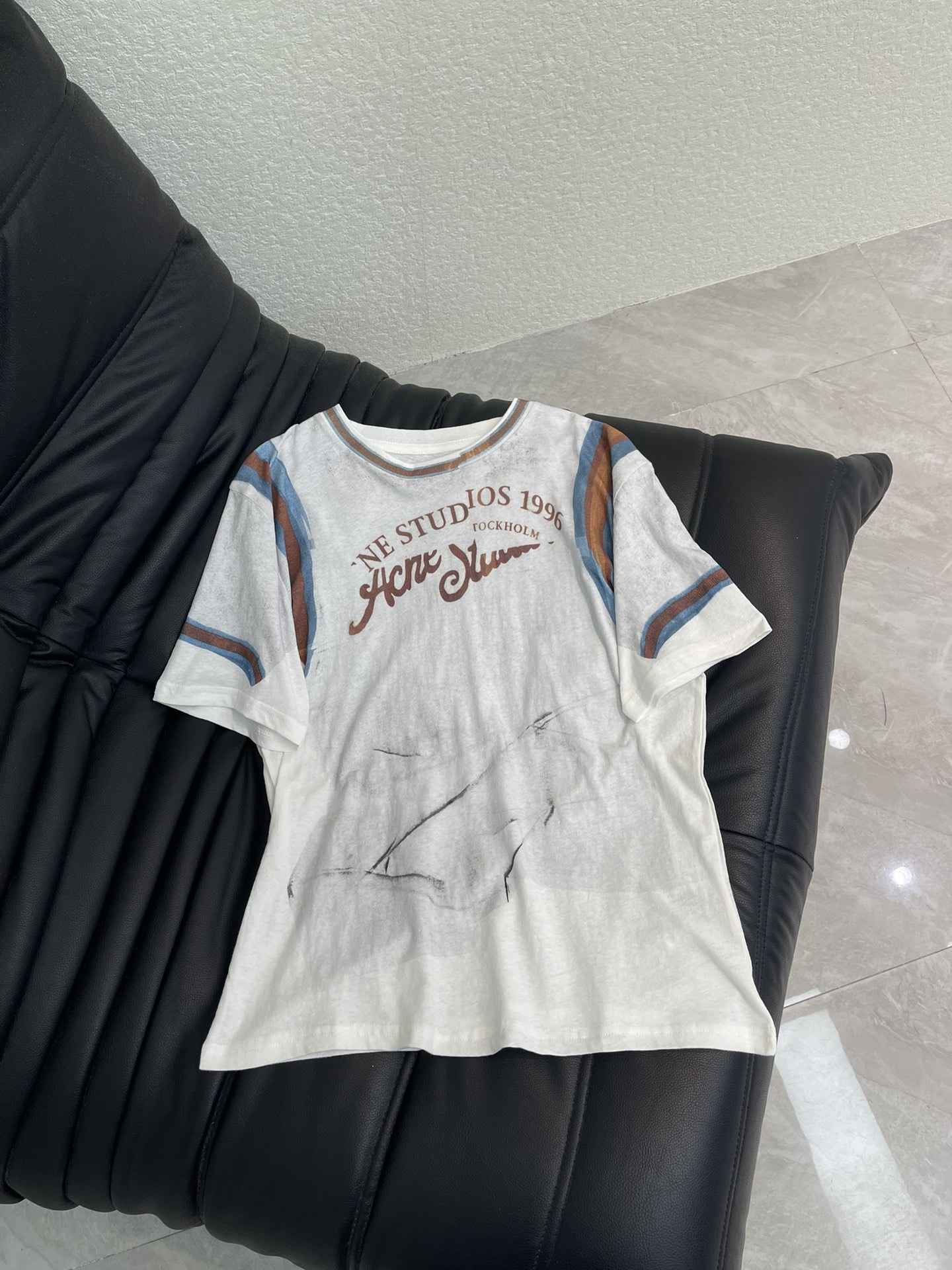 NO:753269,Acne Studio*26 new spring and summer printed short-sleeved T-shirt, made of white cotton fabric, comfortable and breathable, perfect for summer!  There is a brand logo and the words '1996 STOCKHOLM' on the front, which is full of Nordic minimalist style. The cuffs are spliced ​​with blue and brown stripes, and the layering is up. The loose version is super casual. It goes well with jeans or casual pants, and you can easily get a fashionable daily look!  SML A,,acne studios,dior,jeans,T-shirt,tees,t-shirt,19860909Acne Studio*26春夏新款印花短袖T恤,采用白色棉质面料,舒适透气,夏天穿超合适！正面有品牌标志和“1996STOCKHOLM”字样,北欧极简风满满.袖口蓝棕条纹拼接,层次感up,宽松版型超显随性,搭牛仔裤或休闲裤都很ok,轻松get时髦日常look！SML A,,acne studios,dior,jeans,T-shirt,tees，t-shirt,,Women's clothing