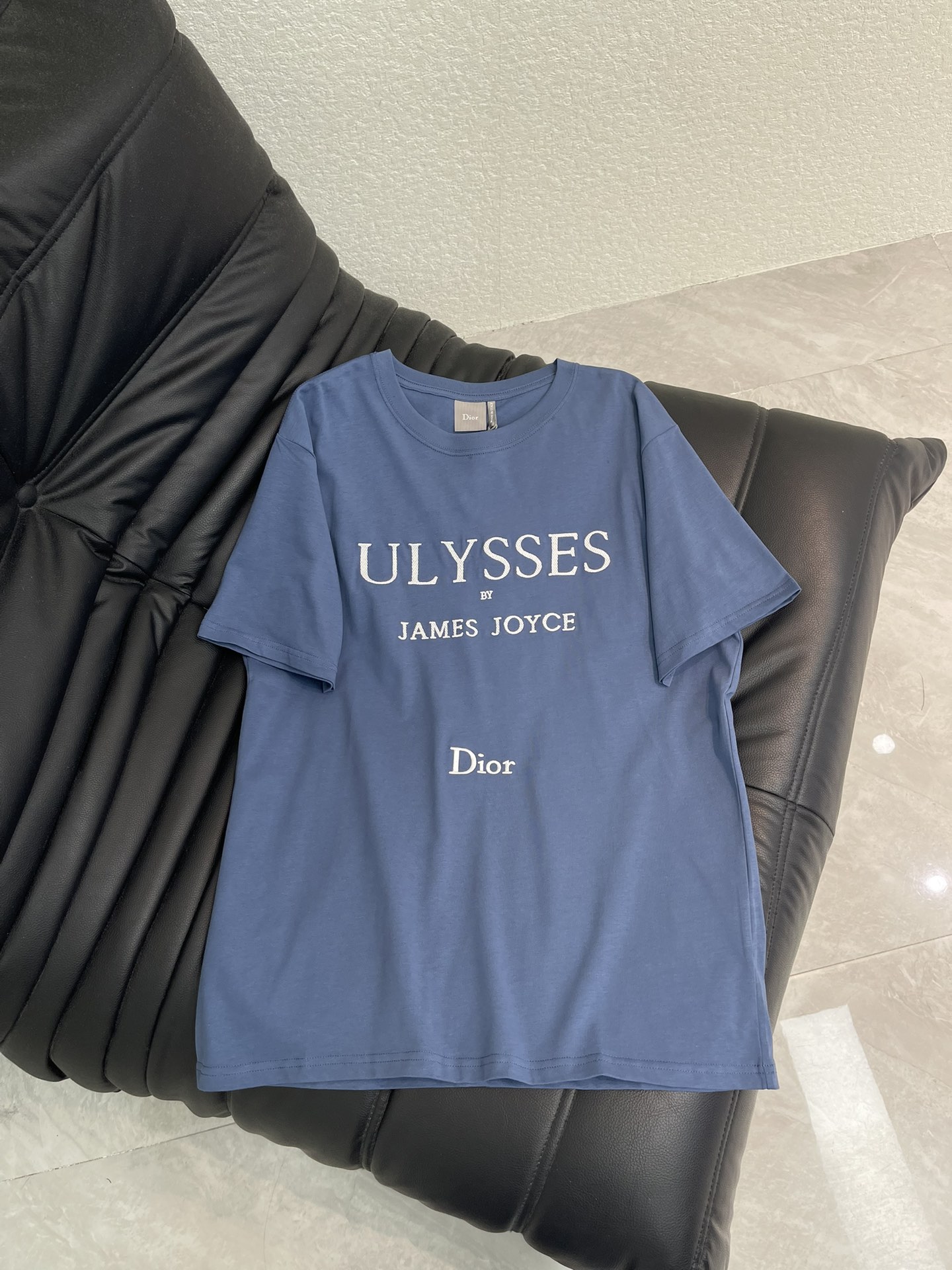 NO:753263,Dio*26 new spring and summer short-sleeved T-shirt with letter logo on the chest, custom-made YB native cotton material, soft and skin-friendly, comfortable and stylish, with embroidered text on the front, loose version that hides flesh and is casual, soft cotton fabric that is skin-friendly and breathable. It can be worn with casual pants or skirts to create an everyday style that is both artistic and lazy. It is a niche treasure item. The same style for men and women!  SML A,,dior,skirts,T-shirt,tees,t-shirt,19860909Dio*26春夏新款胸前字母标识短袖T恤,定制YB原生全棉材质,柔软亲肤,舒适有型,正面刺绣文字,宽松的版型藏肉又随性,柔软的棉质面料亲肤又透气,搭休闲裤或半身裙都能穿出兼具艺术感与慵懒感的日常范儿,妥妥的小众宝藏单品.男女同款！SML A,,dior,skirts,T-shirt,tees，t-shirt,,Women's clothing