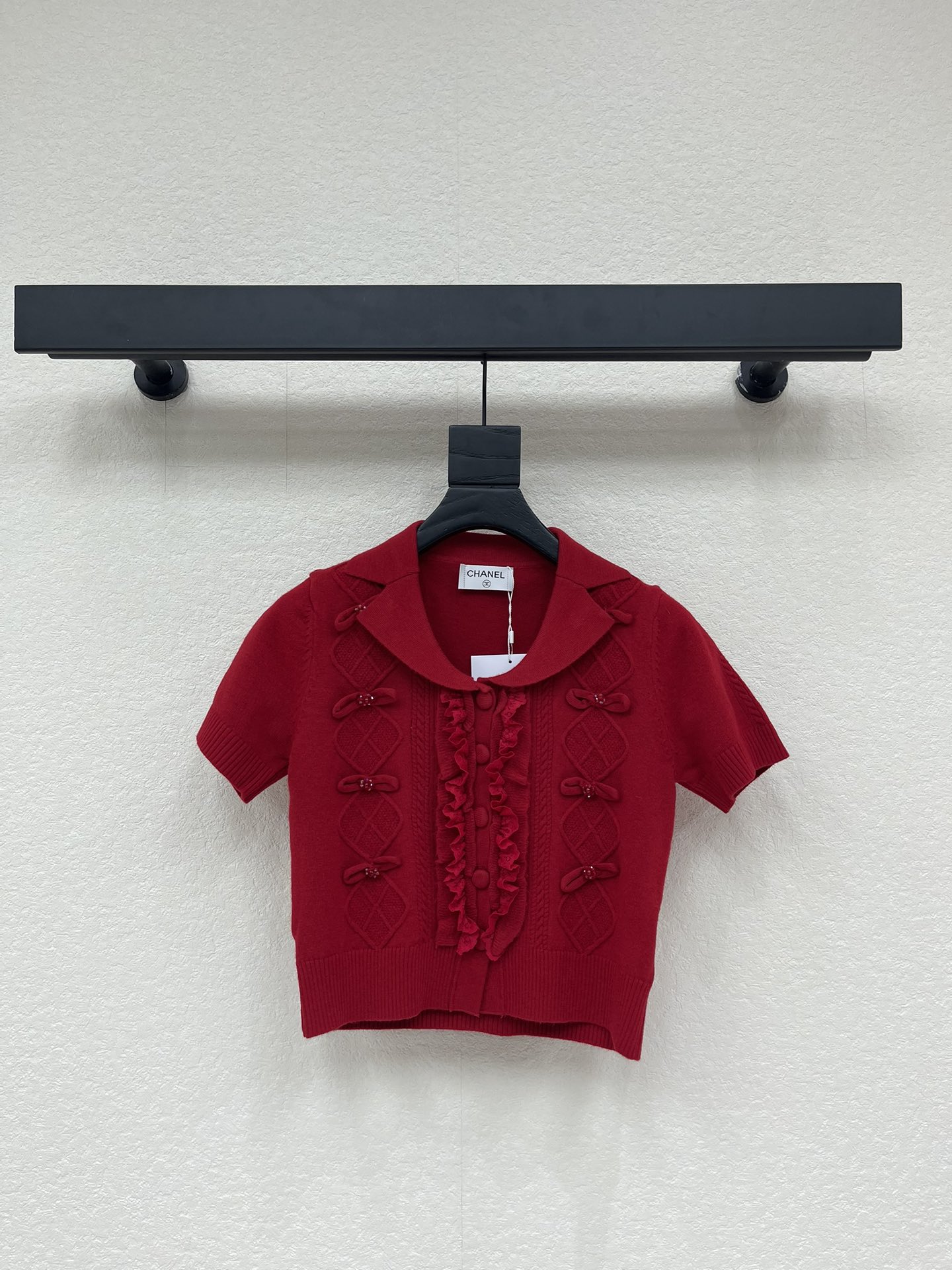 NO:752283,Chane*26 new early spring lapel knitted short-sleeved cardigan!  Customized wool yarn weaving, high-end texture, comfortable and soft, lapel knitted short-sleeved cardigan cut, fungus pleated lace shape on the front, decorated with rhombus pattern three-dimensional bows on both sides, highlighting the gentle temperament, short version fashionable!  SML AA,,chanel,T-shirt,19860909Chane*26早春新款翻领针织短袖开衫！定制羊毛纱线织造 质感高级 舒适柔软 翻领针织短袖开衫剪裁 前襟木耳褶皱花边造型 配合两侧菱格纹路立体蝴蝶结装饰 突出温柔气质 短款版型穿搭时髦！SML AA,,chanel,T-shirt,,Women's clothing