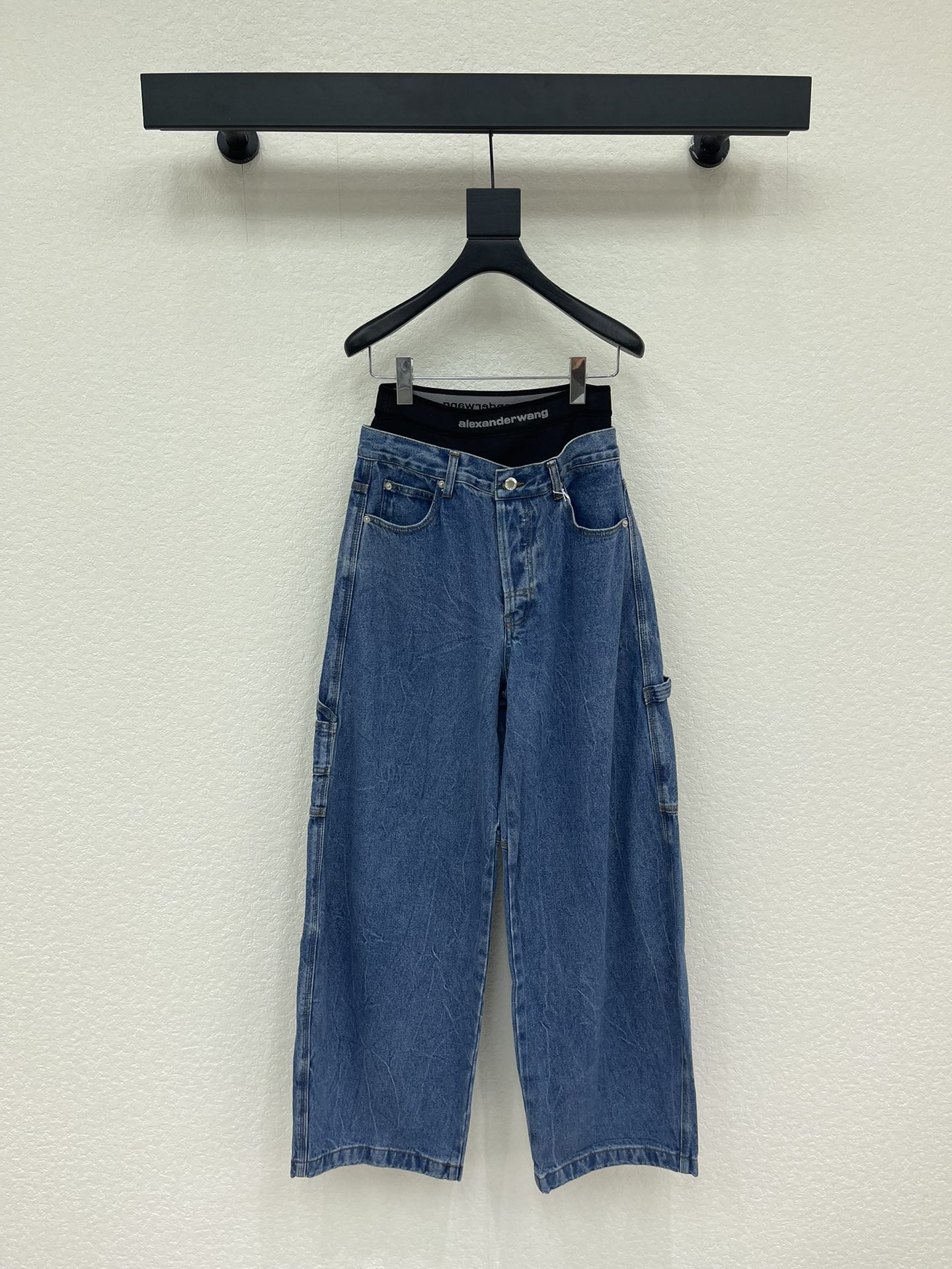 NO:752280,Alexander Wan*26 new fake two-piece scimitar jeans with webbing and letters. Official website model. Customized Yb twill cotton fabric. Fake two-piece design. Webbing elastic letter waist. Not afraid of being pinched. Cargo scimitar pants style. Covers the flesh and looks slim. Customized hardware accessories. High version. SML A,,jeans,19860909Alexander Wan*26新款假两件织带字母弯刀牛仔裤 官网款 定制Yb斜纹棉面料 假两件设计感十足 织带弹力字母腰 不怕勒 工装弯刀裤版型 遮肉显瘦一绝 定制五金配件 高版本 SML A,,jeans,,Women's clothing