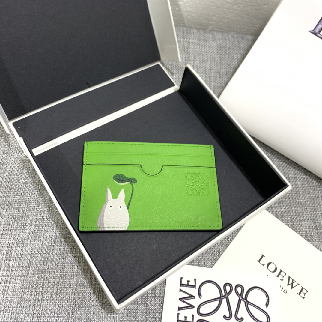 NO:741127,The special limited edition 'Little Gray Rabbit' series single card holder is made of classic calfskin, using precise cutting technology and inlay technology. Its smart and exquisite design is dazzling. Model number, size 10*7 (note that the Totoro pattern is spliced ​​and inlaid, and gaps and skin flakes are normal), Loewe wallet, loewe, wallets, cowhide19860909特别限量款“小灰兔”系列单片卡包 选用经典小牛皮,采用精确的切割技术,以镶嵌工艺制成,其灵动、精致的设计,光彩夺目. 款号,尺寸10*7（注意 龙猫图案是拼接镶嵌的, 有缝隙、 皮屑属于正常现象）,罗意威钱包,loewe,wallets,cowhide,欧美剧