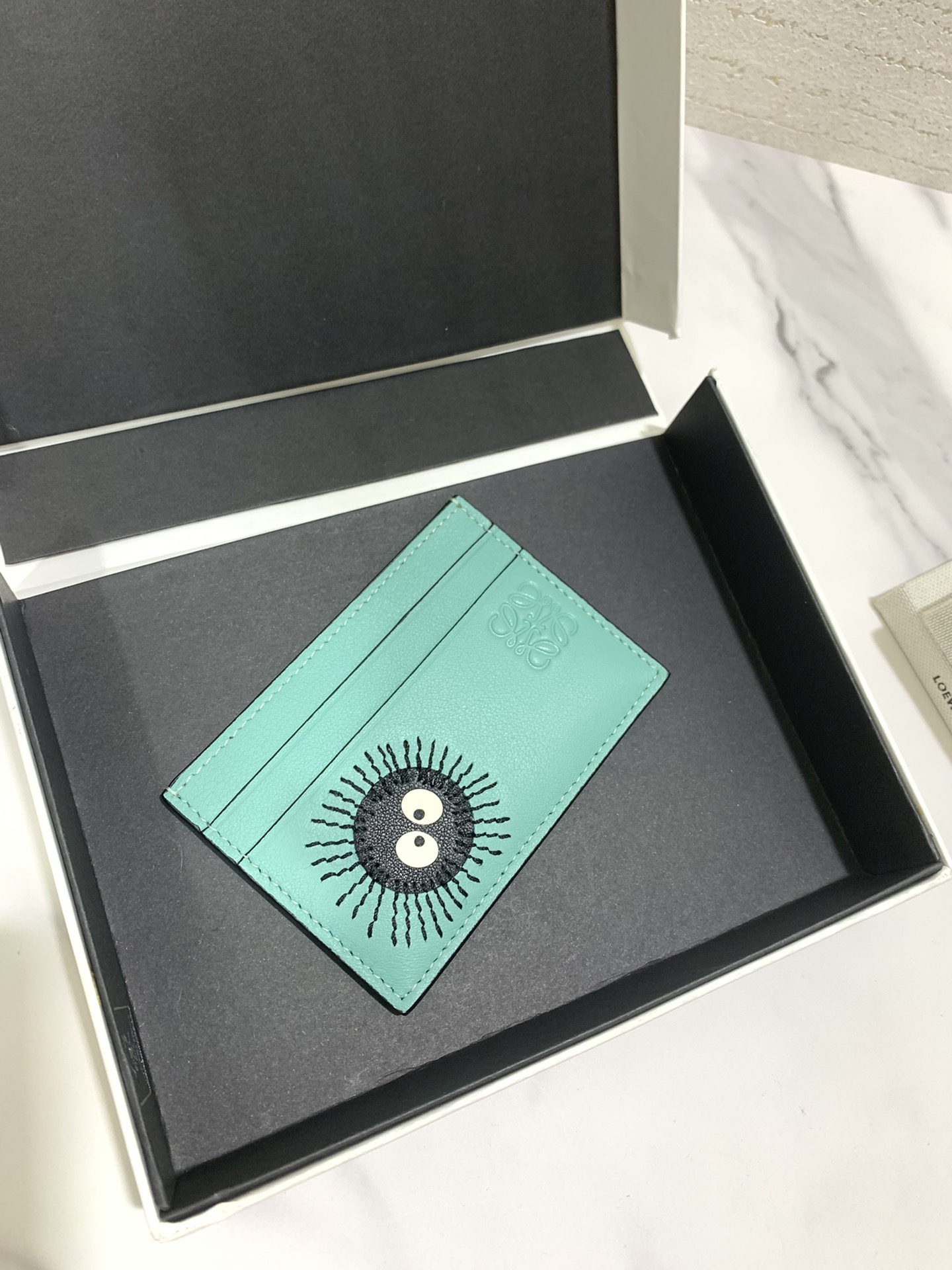 NO:741130,The limited edition 'Little Briquettes' series single card holder in collaboration with Spirited Away is made of classic calfskin, using precise cutting technology and inlay technology. Its smart and exquisite design is dazzling. Style number 3781, size 10*7 (note that the small briquettes pattern is spliced ​​and inlaid, and gaps and skin flakes are normal), Loewe wallet, loewe, wallets, cowhide19860909千与千寻合作限量款“小煤球”系列单片卡包 选用经典小牛皮,采用精确的切割技术,以镶嵌工艺制成,其灵动、精致的设计,光彩夺目. 款号3781,尺寸10*7（注意 小煤球图案是拼接镶嵌的, 有缝隙、 皮屑属于正常现象）,罗意威钱包,loewe,wallets,cowhide,欧美剧