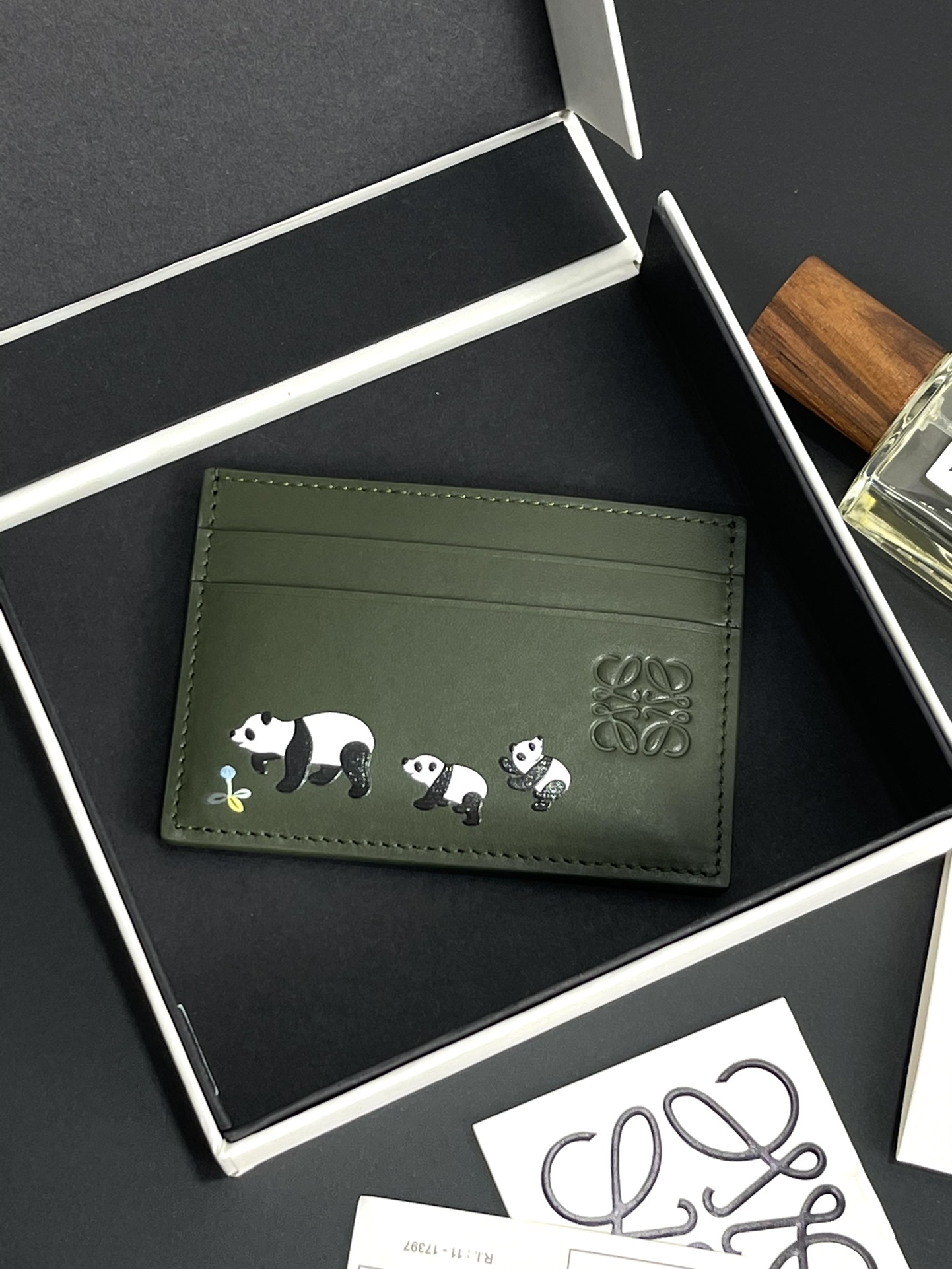 NO:741139,Suna Fujita special limited edition single-piece panda card holder made of satin calfskin, five card slots with silk-screened panda pattern. Size 10*7.5 style number, Loewe wallet, loewe, wallets, cowhide19860909Suna Fujita 特别限定单片熊猫卡包 采用缎面小牛皮 五个卡位 带有丝印熊猫图案. 尺寸10*7.5 款号,罗意威钱包,loewe,wallets,cowhide,欧美剧