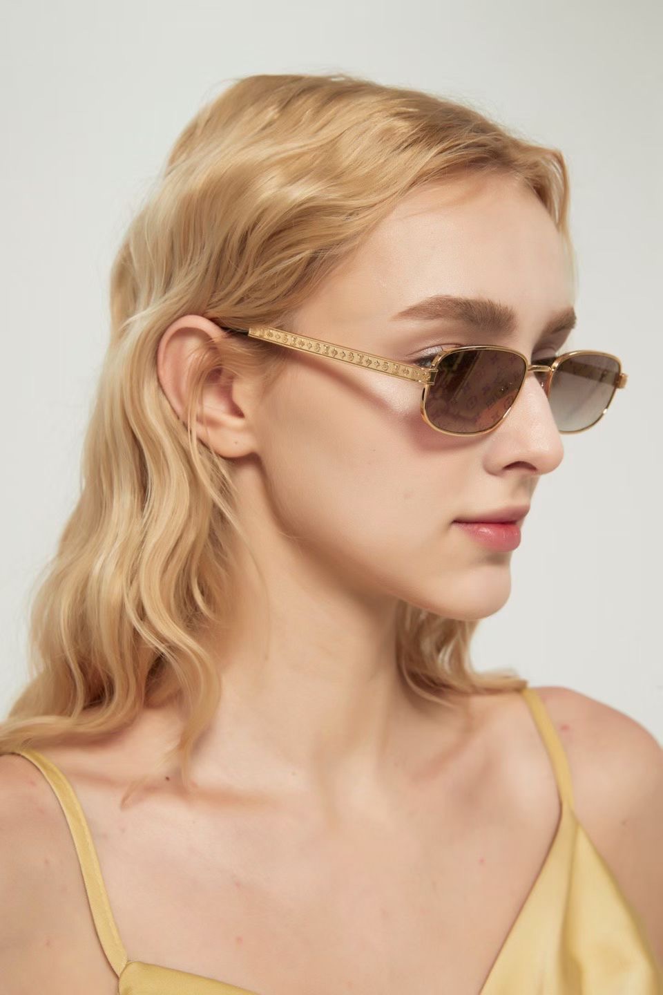 ‼️LOUIS VUITTO*米兰春夏新款～标志性花卉徽标logo镜腿，搭配时尚小方框MODEL：Z29