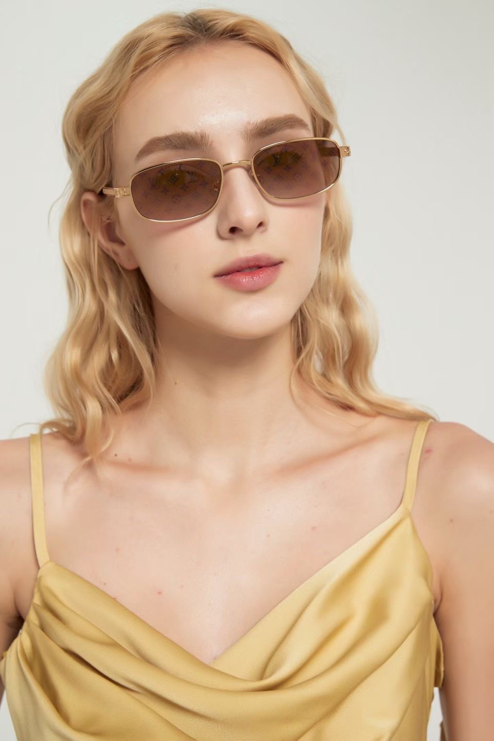 ‼️ 模特图 LOUIS VUITTO*米兰春夏新款～标志性花卉徽标logo镜腿，搭配时尚小方框MODE