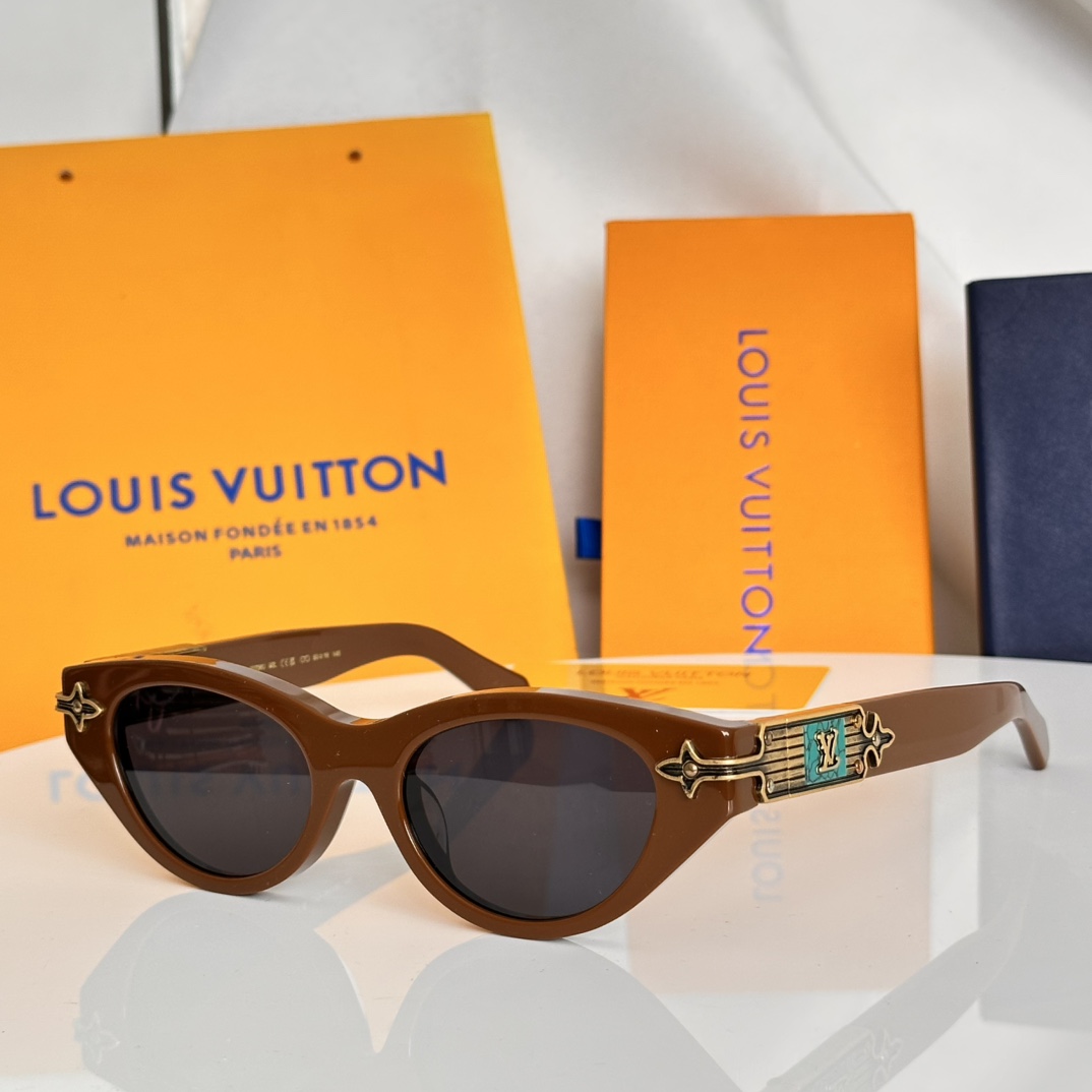 变色片‼️LOUIS VUITTO*镜框点缀着古铜色五金配件半字母组合钉花曲线周围的前面，而一个复杂的工