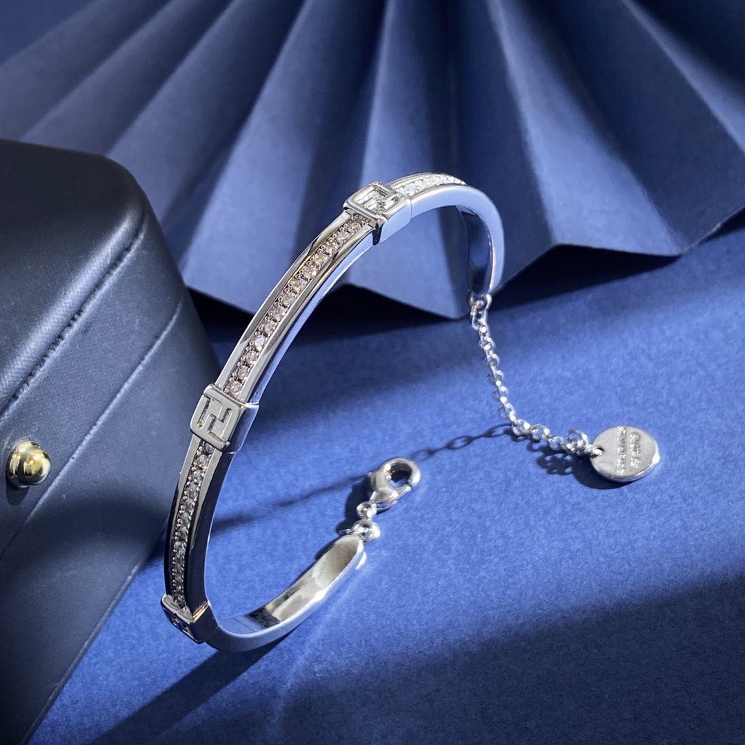 Fendi 芬迪Fendi轻奢百搭三个光面方块互扣式双F字母C型镶钻拼链条式手镯 黄铜材料 金银2色 重约14
