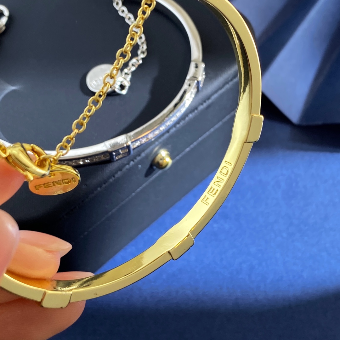 Fendi 芬迪Fendi轻奢百搭三个光面方块互扣式双F字母C型镶钻拼链条式手镯 黄铜材料 金银2色 重约14