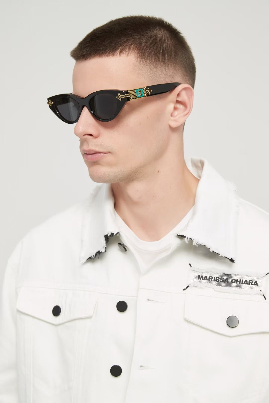 变色片‼️ 模特图 LOUIS VUITTO*镜框点缀着古铜色五金配件半字母组合钉花曲线周围的前面，而一