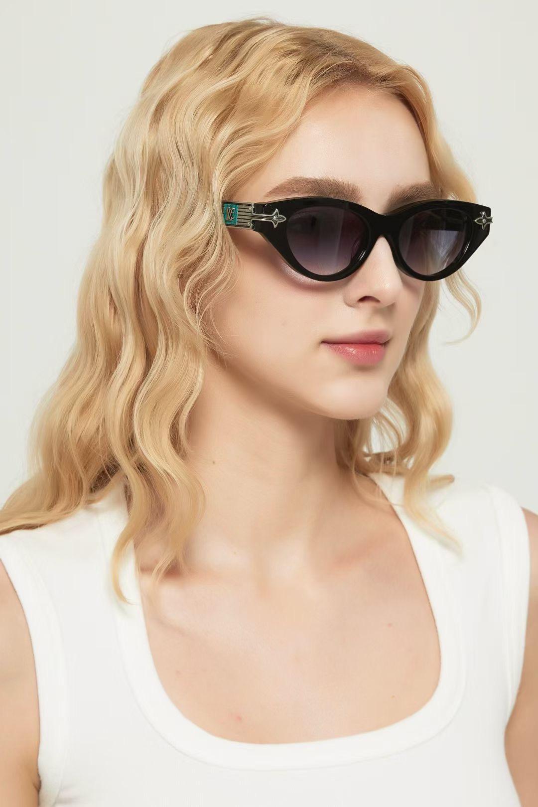 变色片‼️ 模特图 LOUIS VUITTO*镜框点缀着古铜色五金配件半字母组合钉花曲线周围的前面，而一