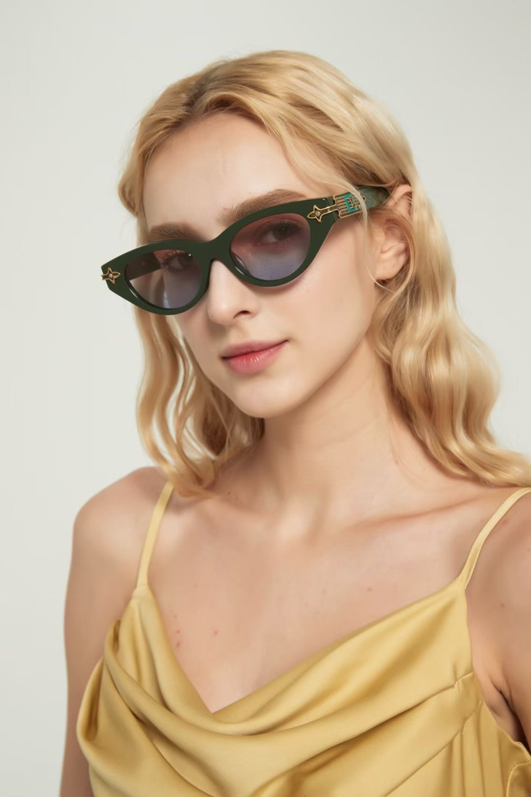 变色片‼️ 模特图 LOUIS VUITTO*镜框点缀着古铜色五金配件半字母组合钉花曲线周围的前面，而一