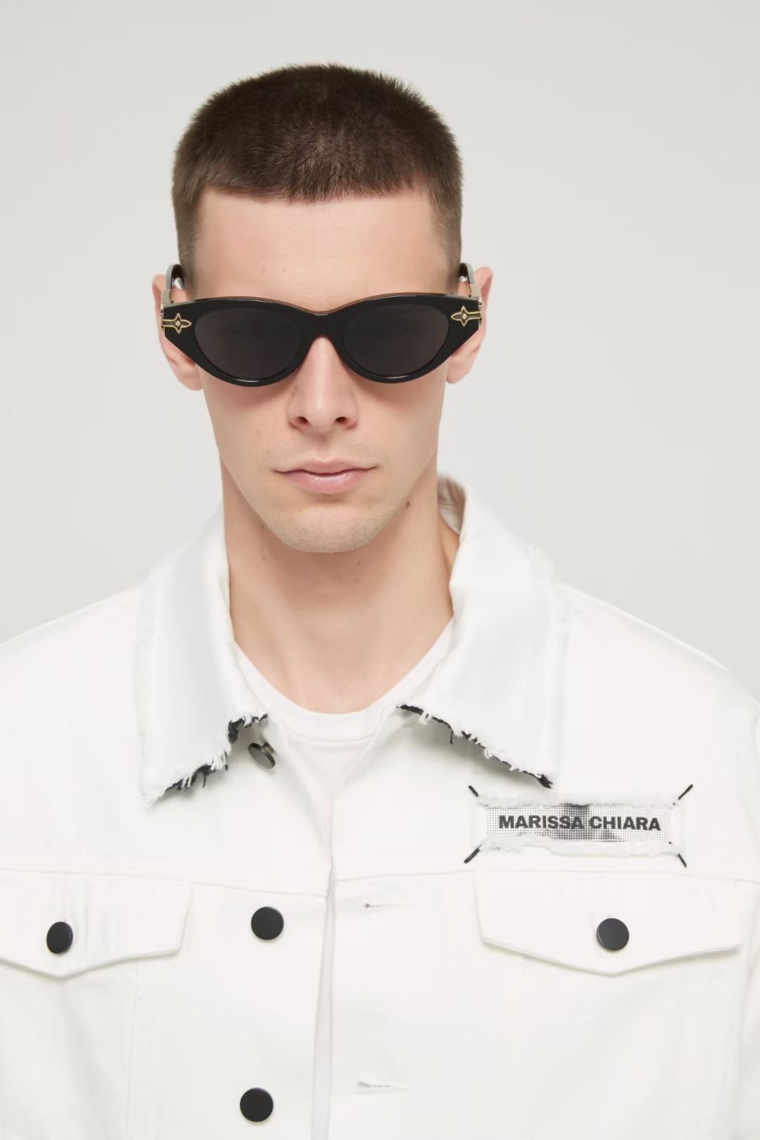 变色片‼️ 模特图 LOUIS VUITTO*镜框点缀着古铜色五金配件半字母组合钉花曲线周围的前面，而一