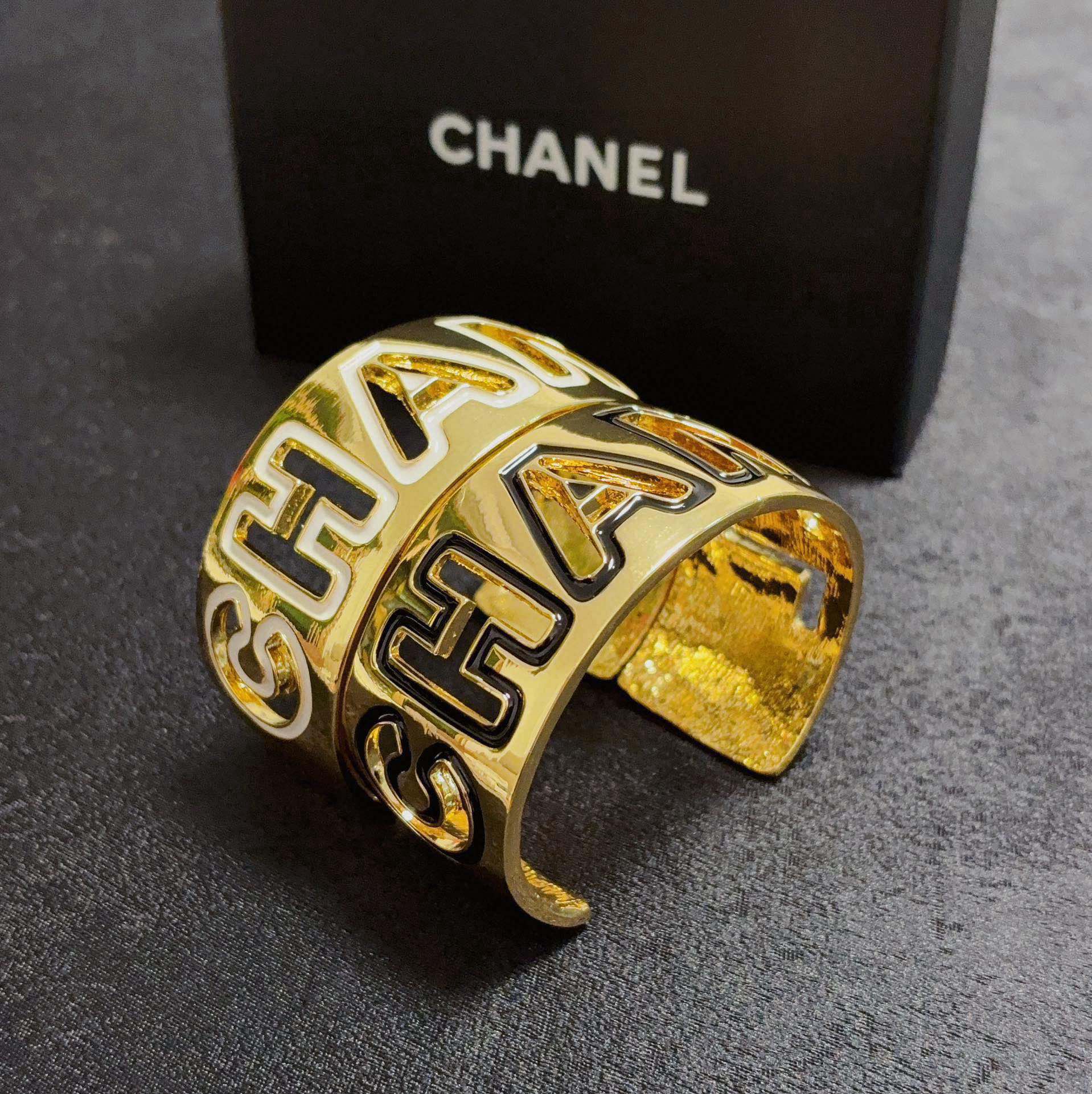 Chanel 新款CHANEL 香奈儿好品质宽版镂空手镯