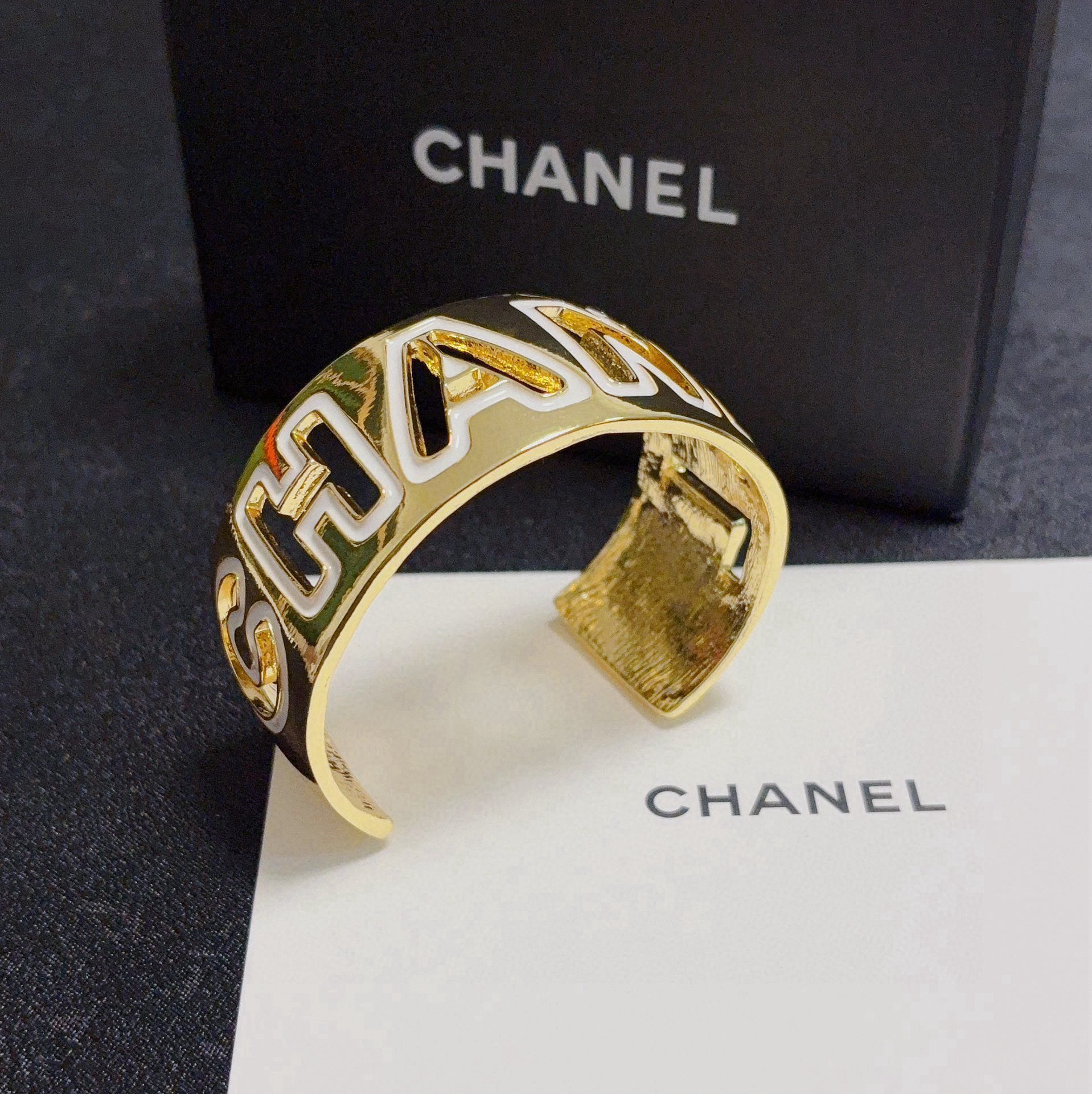Chanel 新款CHANEL 香奈儿好品质宽版镂空手镯