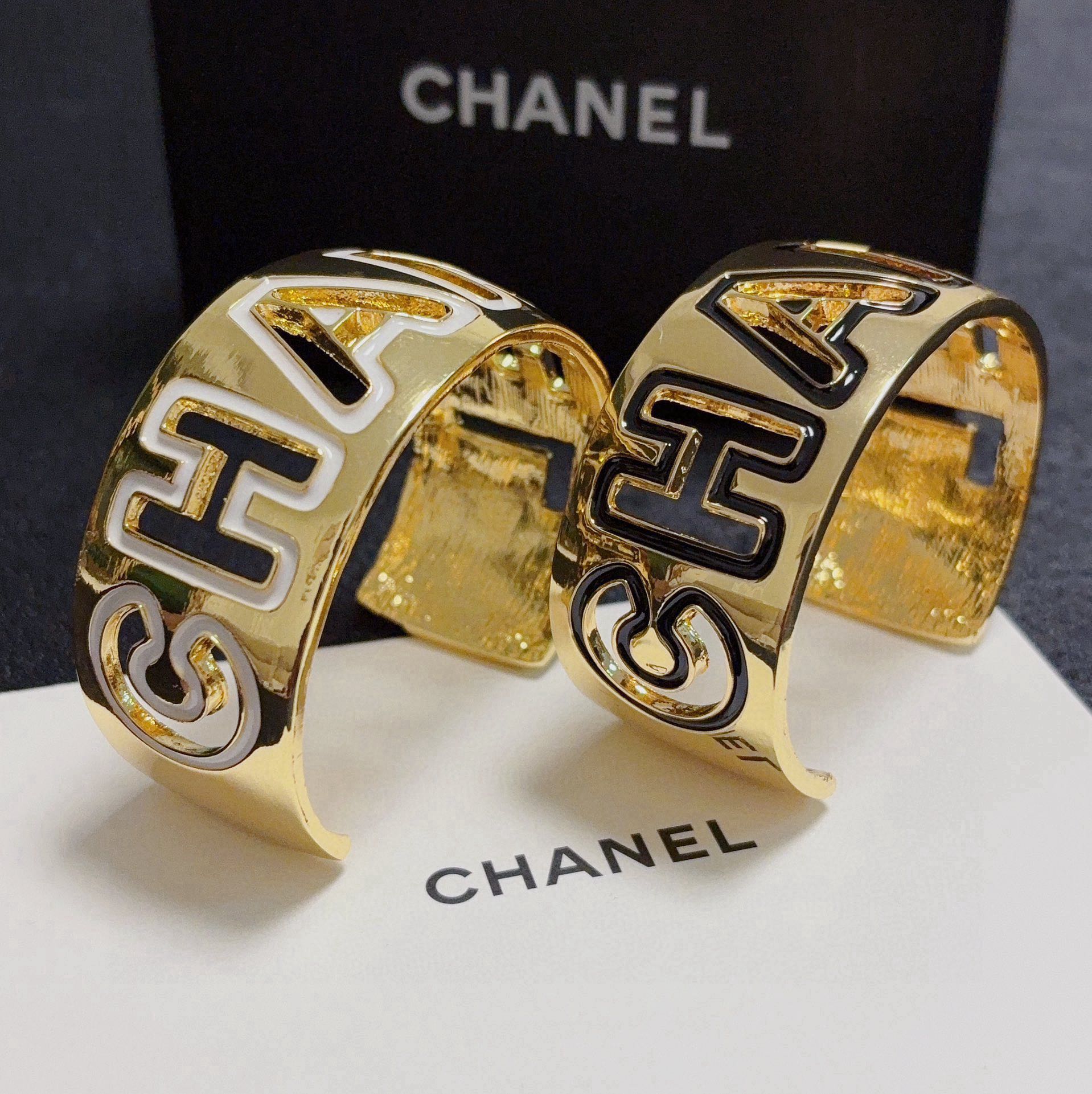 Chanel 新款CHANEL 香奈儿好品质宽版镂空手镯