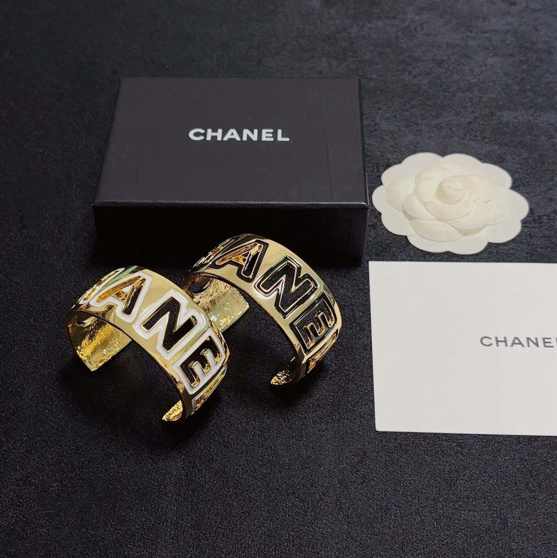 Chanel 新款CHANEL 香奈儿好品质宽版镂空手镯