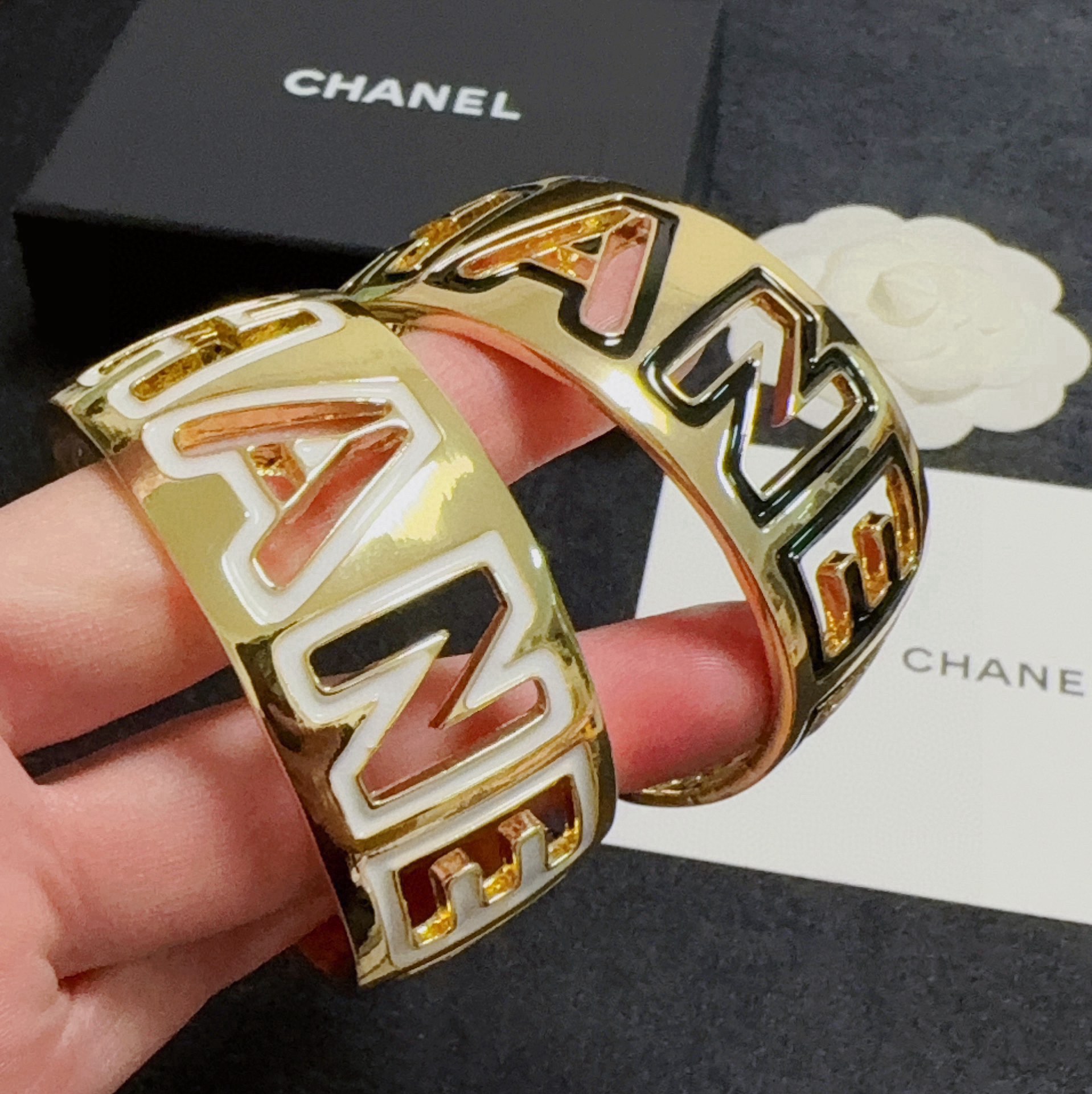 Chanel 新款CHANEL 香奈儿好品质宽版镂空手镯