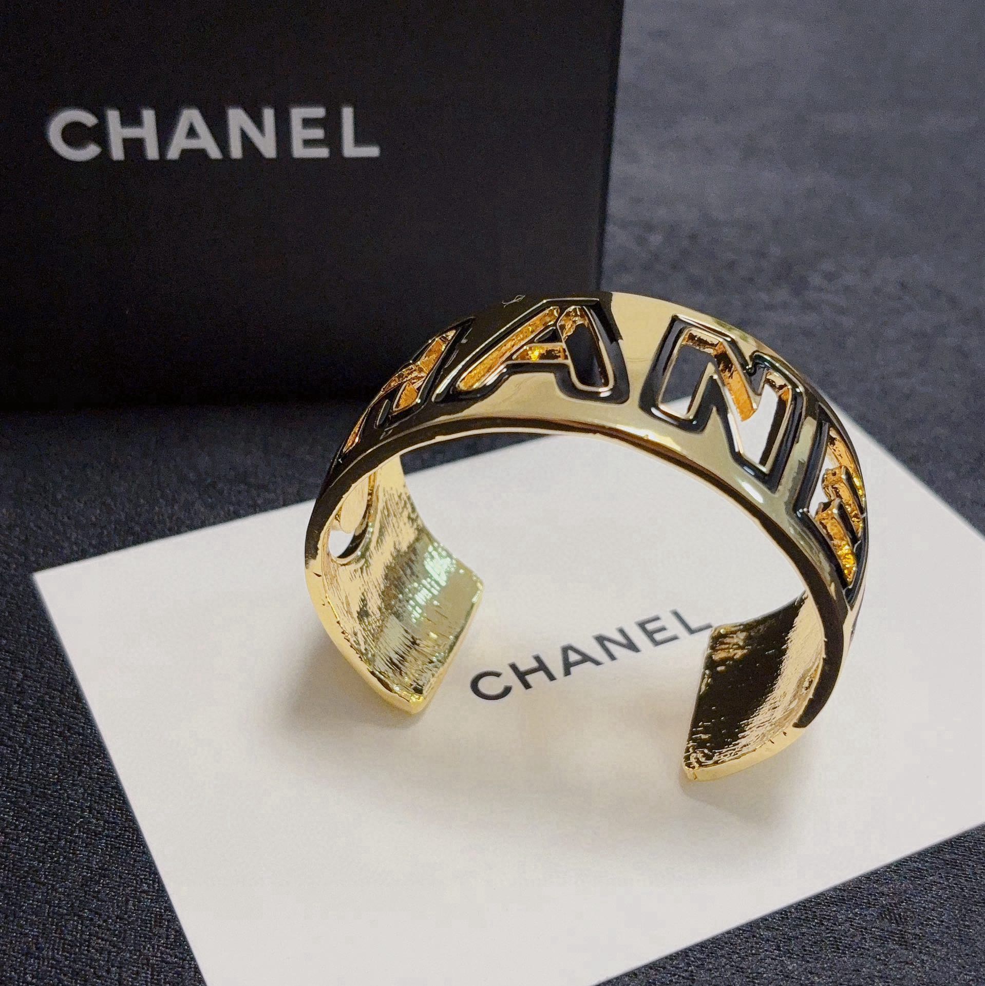 Chanel 新款CHANEL 香奈儿好品质宽版镂空手镯