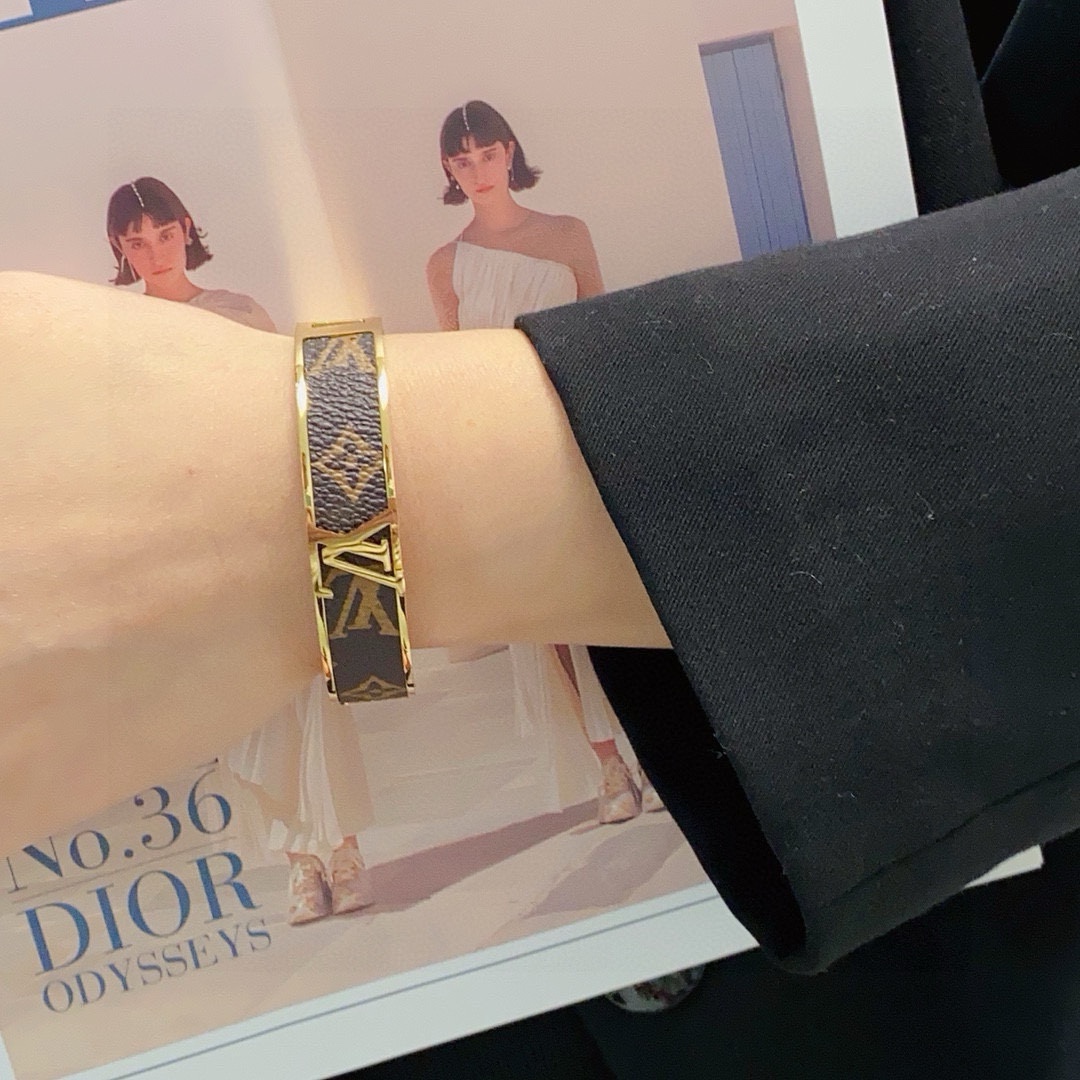 Louis Vuitton 新品 新款 LV中号宽版皮革纹印花手镯