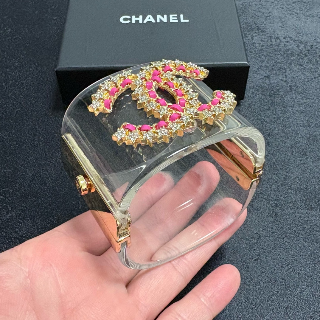 Chanel 新款 香奈儿宽版亚克力手镯：小香风chanel进口亚克力 电镀18K金 材质黄铜