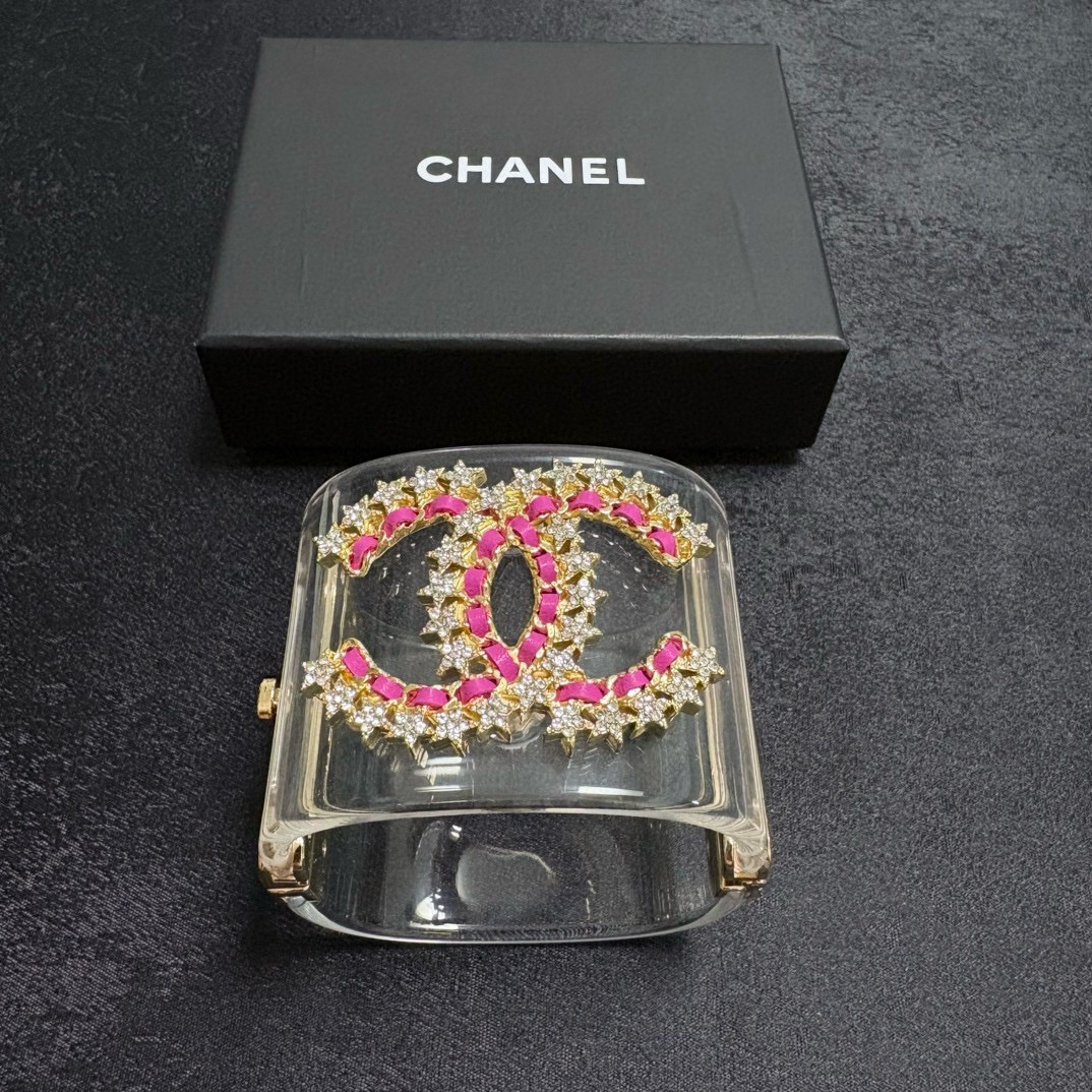 Chanel 新款 香奈儿宽版亚克力手镯：小香风chanel进口亚克力 电镀18K金 材质黄铜