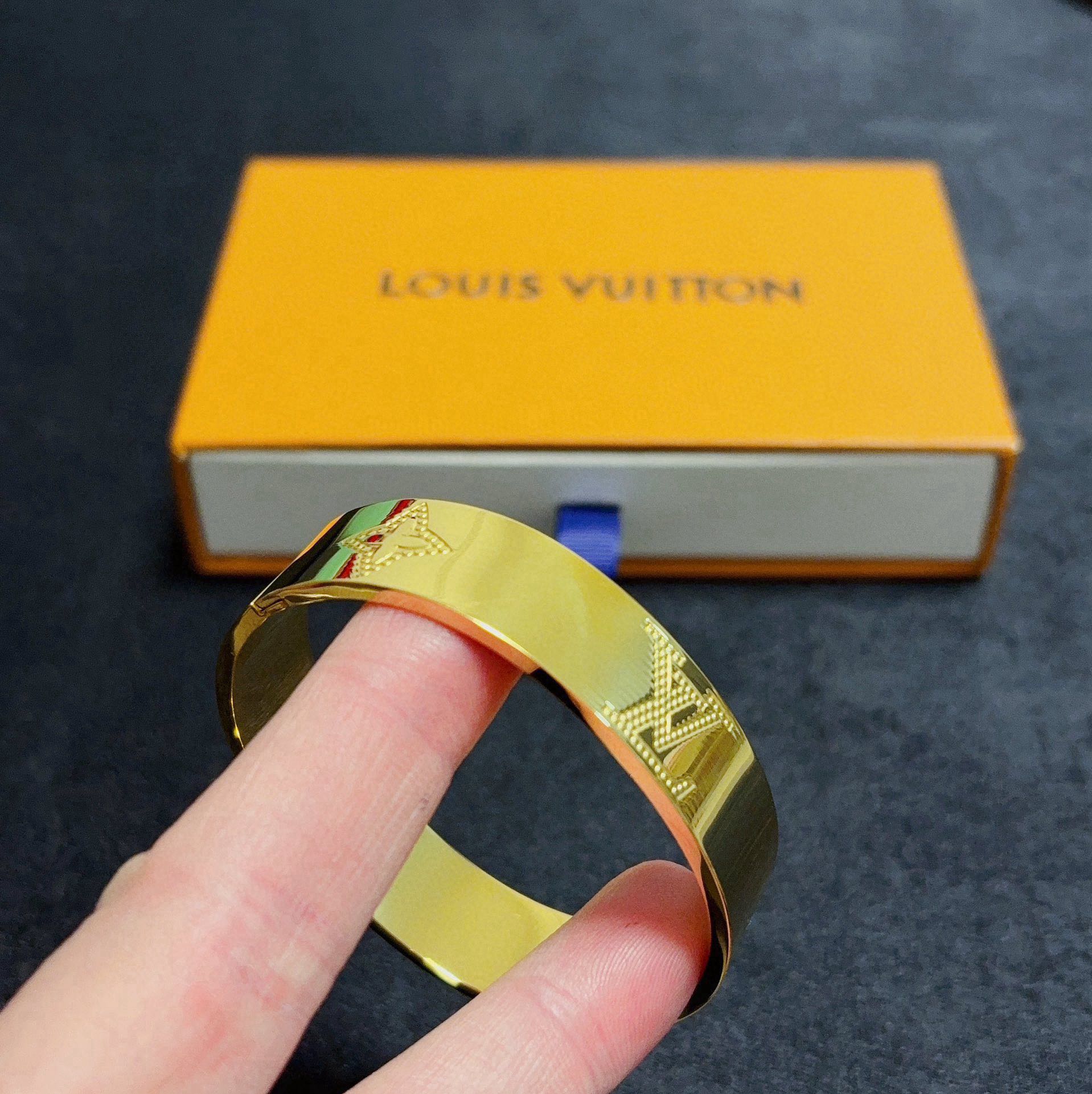 Louis Vuitton 新品 LV字母黄金色宽版中号印花雕刻logo手镯