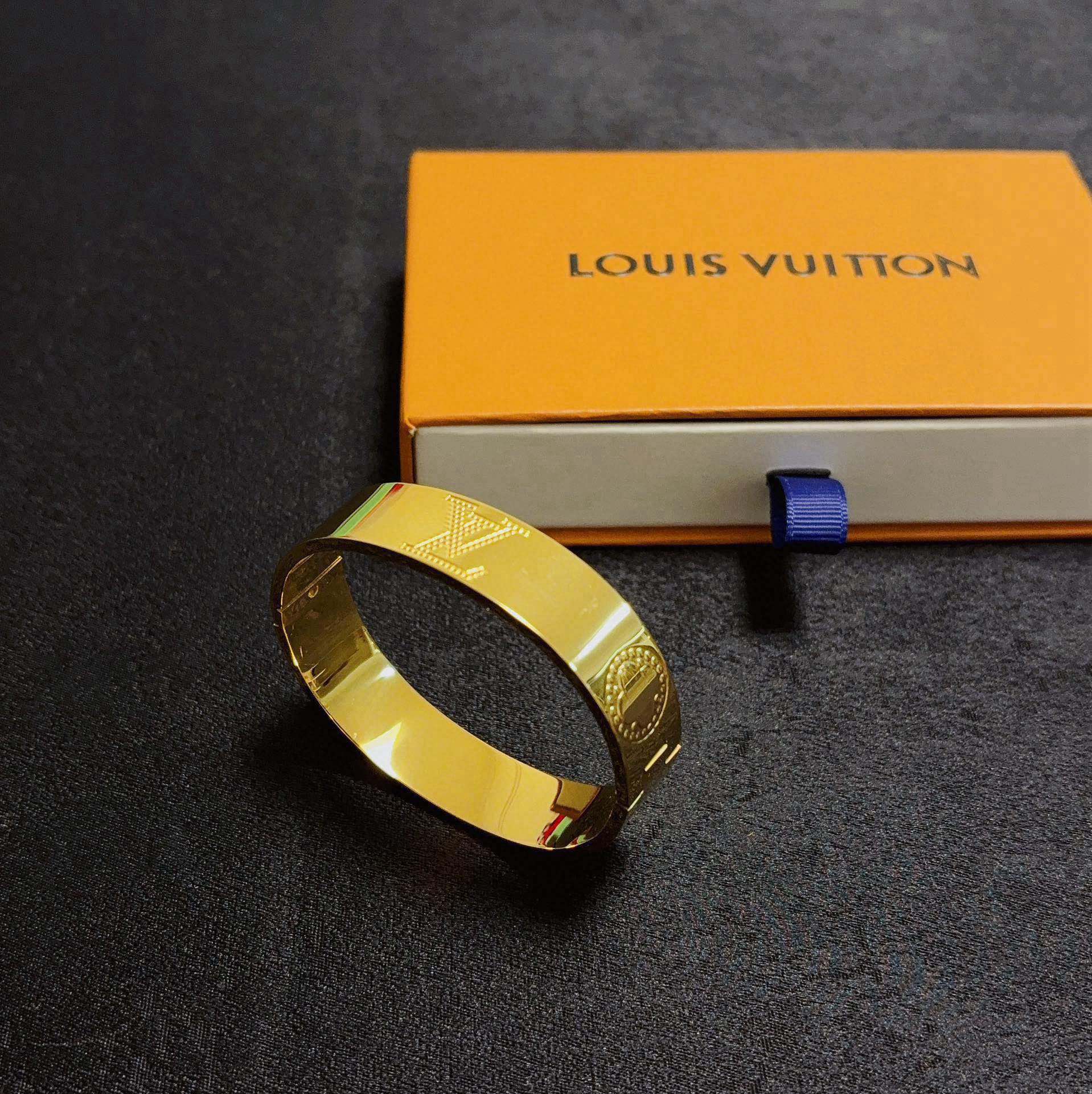 Louis Vuitton 新品 LV字母黄金色宽版中号印花雕刻logo手镯