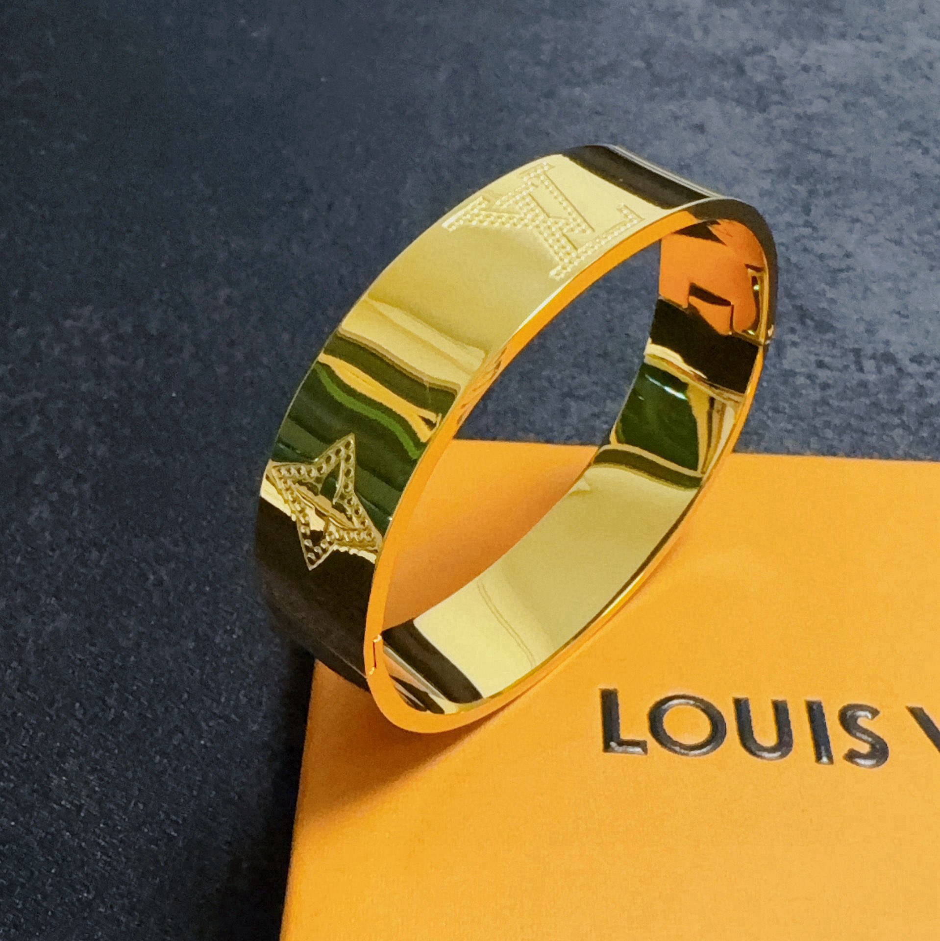 Louis Vuitton 新品 LV字母黄金色宽版中号印花雕刻logo手镯
