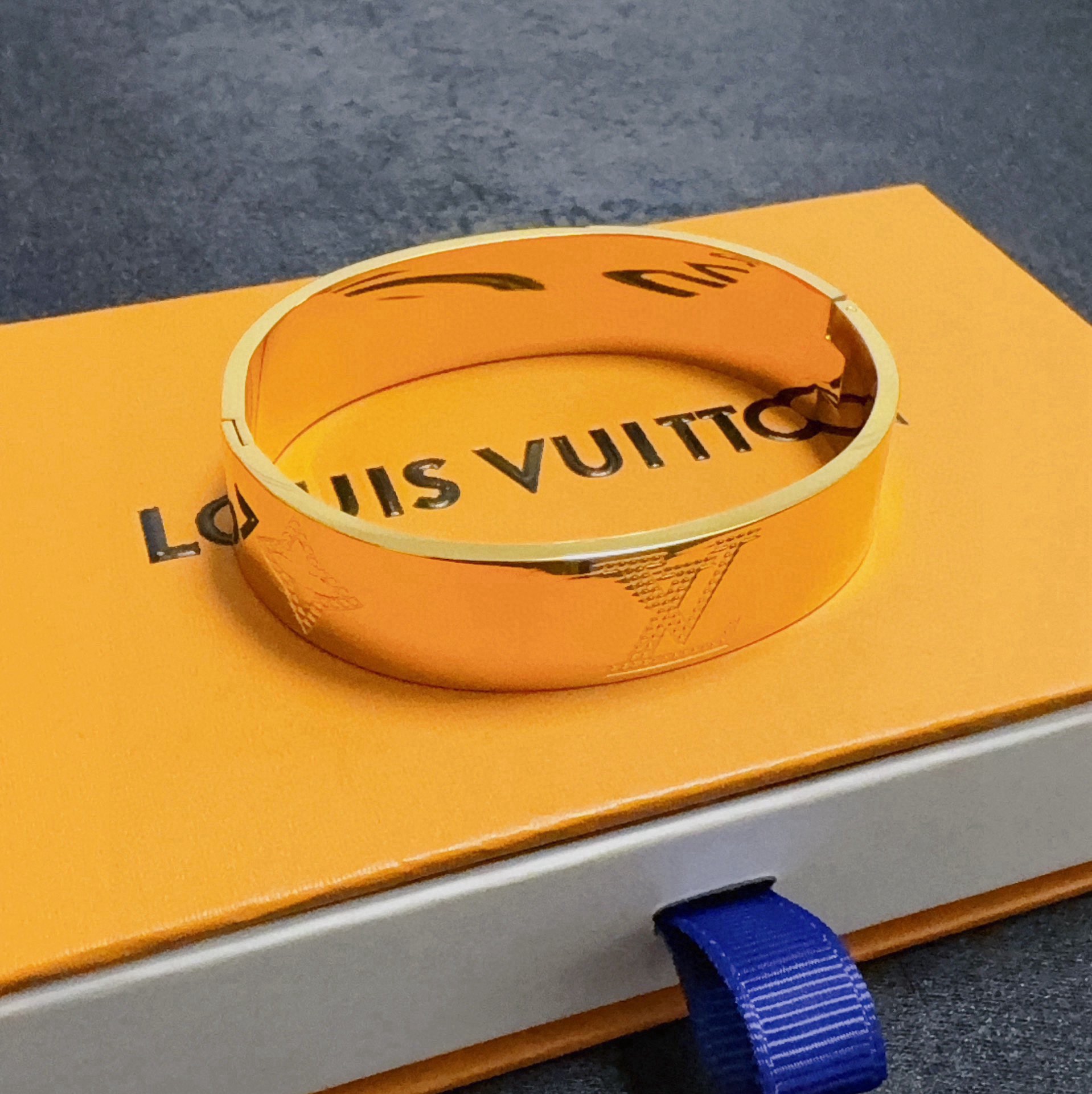 Louis Vuitton 新品 LV字母黄金色宽版中号印花雕刻logo手镯
