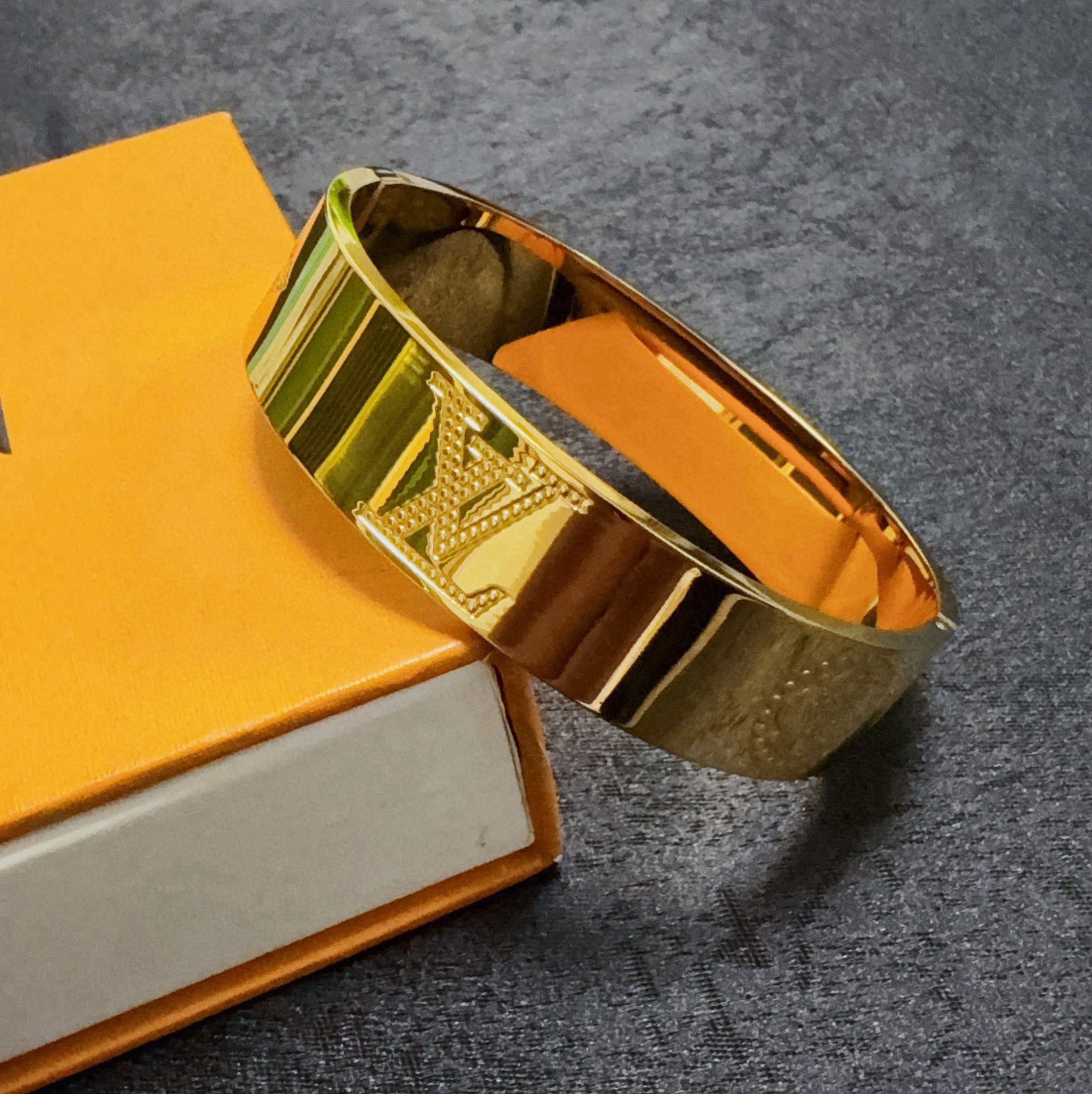 Louis Vuitton 新品 LV字母黄金色宽版中号印花雕刻logo手镯