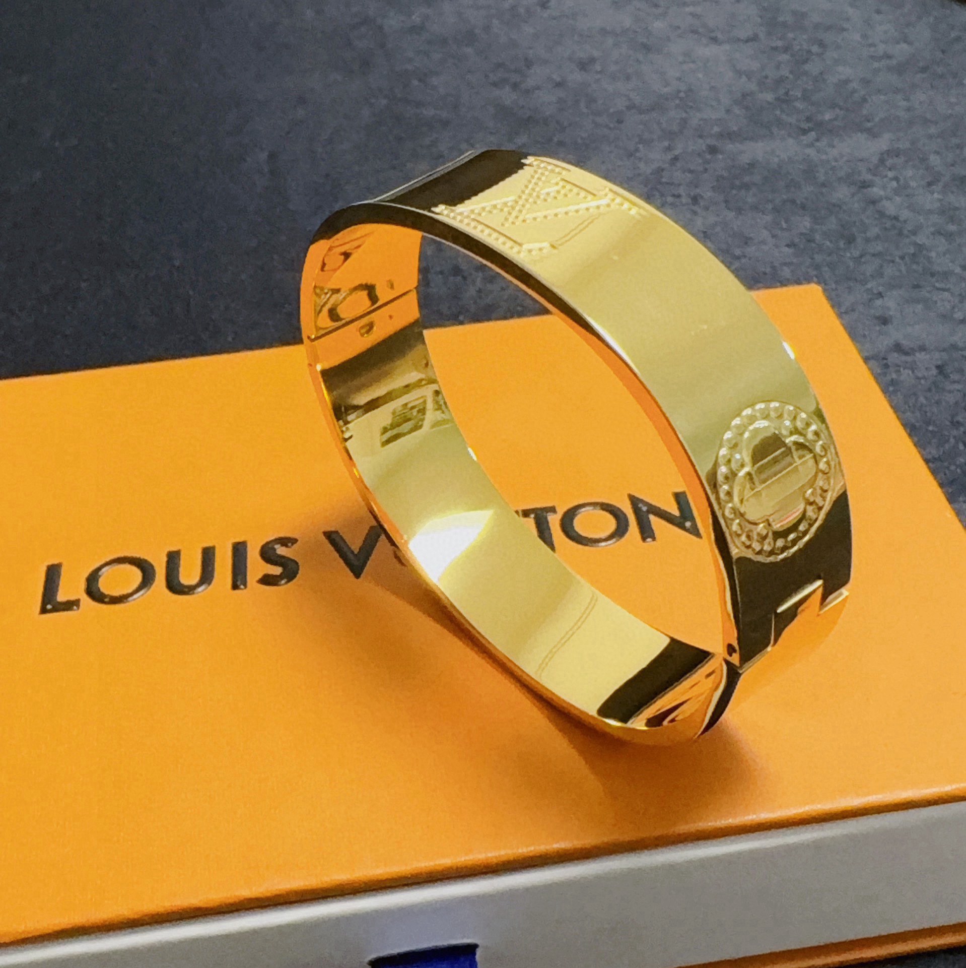 Louis Vuitton 新品 LV字母黄金色宽版中号印花雕刻logo手镯